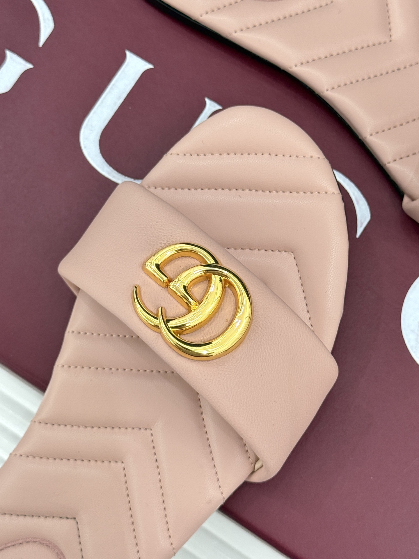 
Gucci/古驰经典一字带双G金属扣
平底拖鞋
经典双G金属扣搭配简约一字带设计
是鞋履的灵魂高光 简