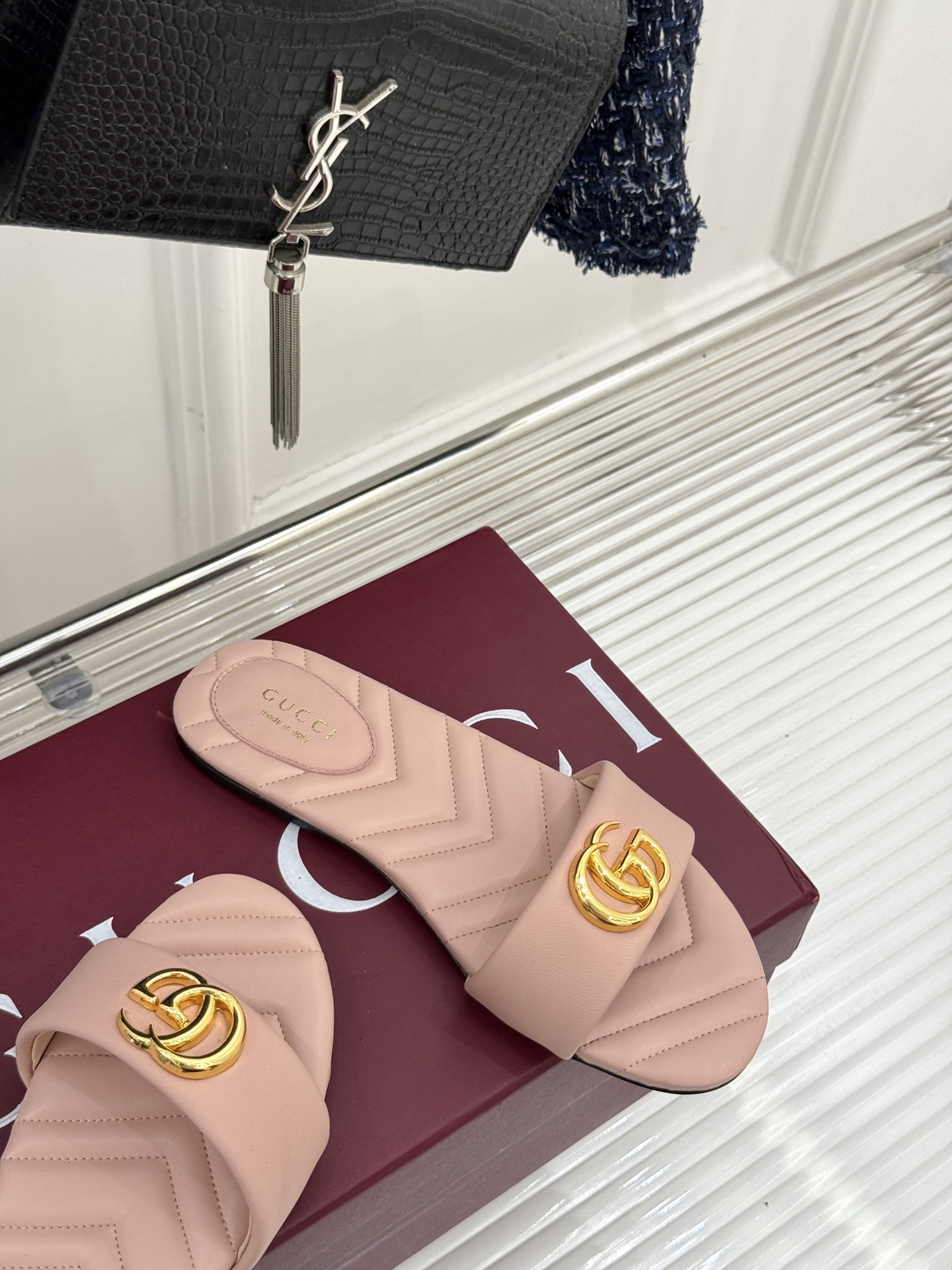 
Gucci/古驰经典一字带双G金属扣
平底拖鞋
经典双G金属扣搭配简约一字带设计
是鞋履的灵魂高光 简