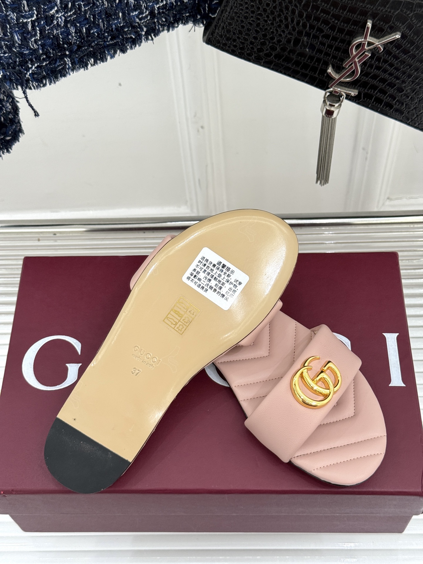 
Gucci/古驰经典一字带双G金属扣
平底拖鞋
经典双G金属扣搭配简约一字带设计
是鞋履的灵魂高光 简