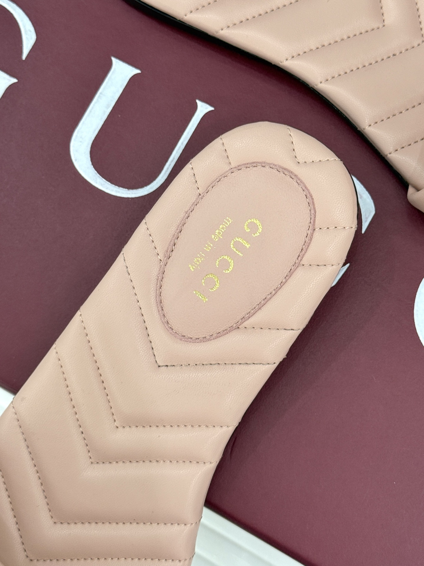 
Gucci/古驰经典一字带双G金属扣
平底拖鞋
经典双G金属扣搭配简约一字带设计
是鞋履的灵魂高光 简