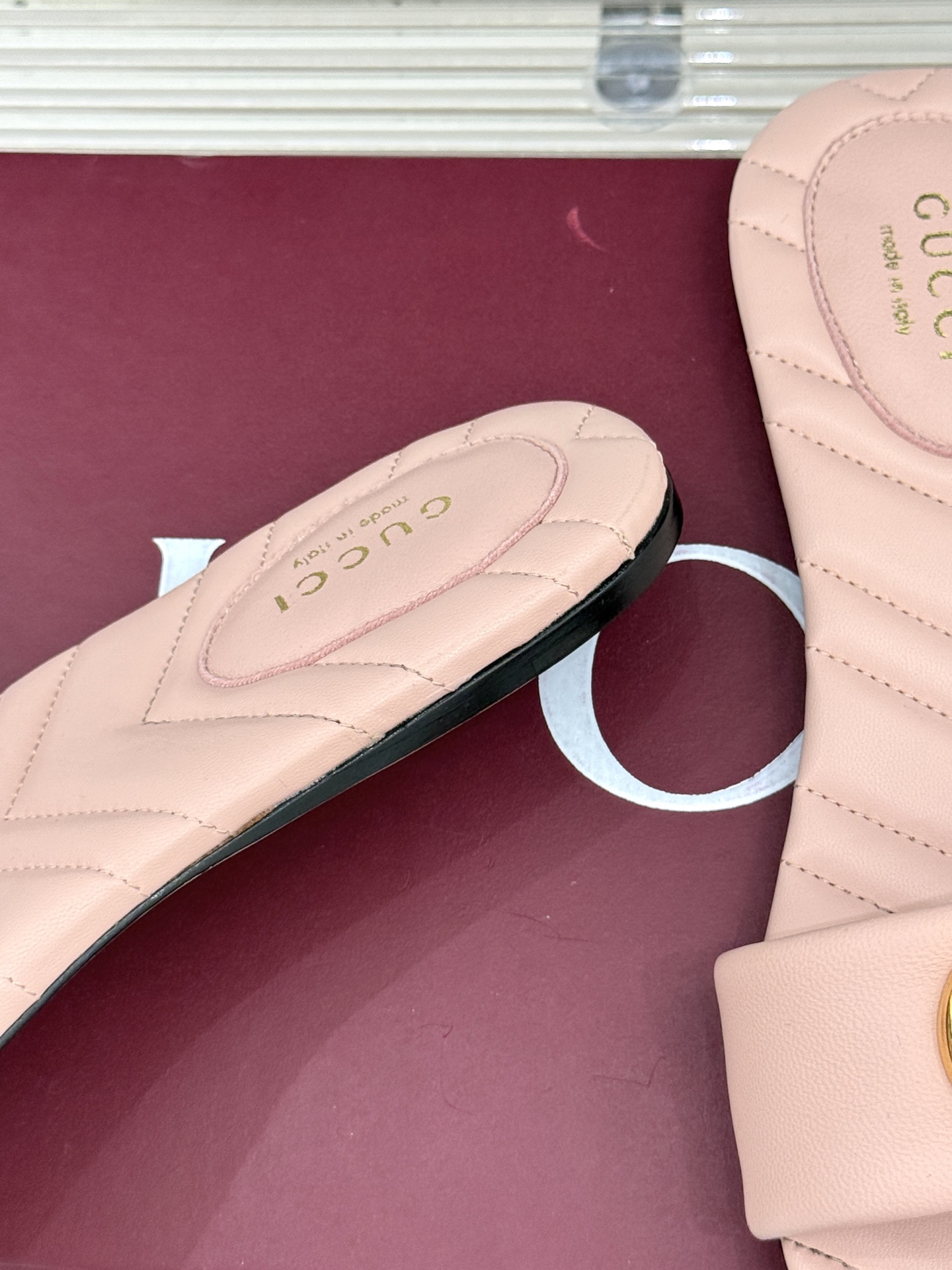 
Gucci/古驰经典一字带双G金属扣
平底拖鞋
经典双G金属扣搭配简约一字带设计
是鞋履的灵魂高光 简