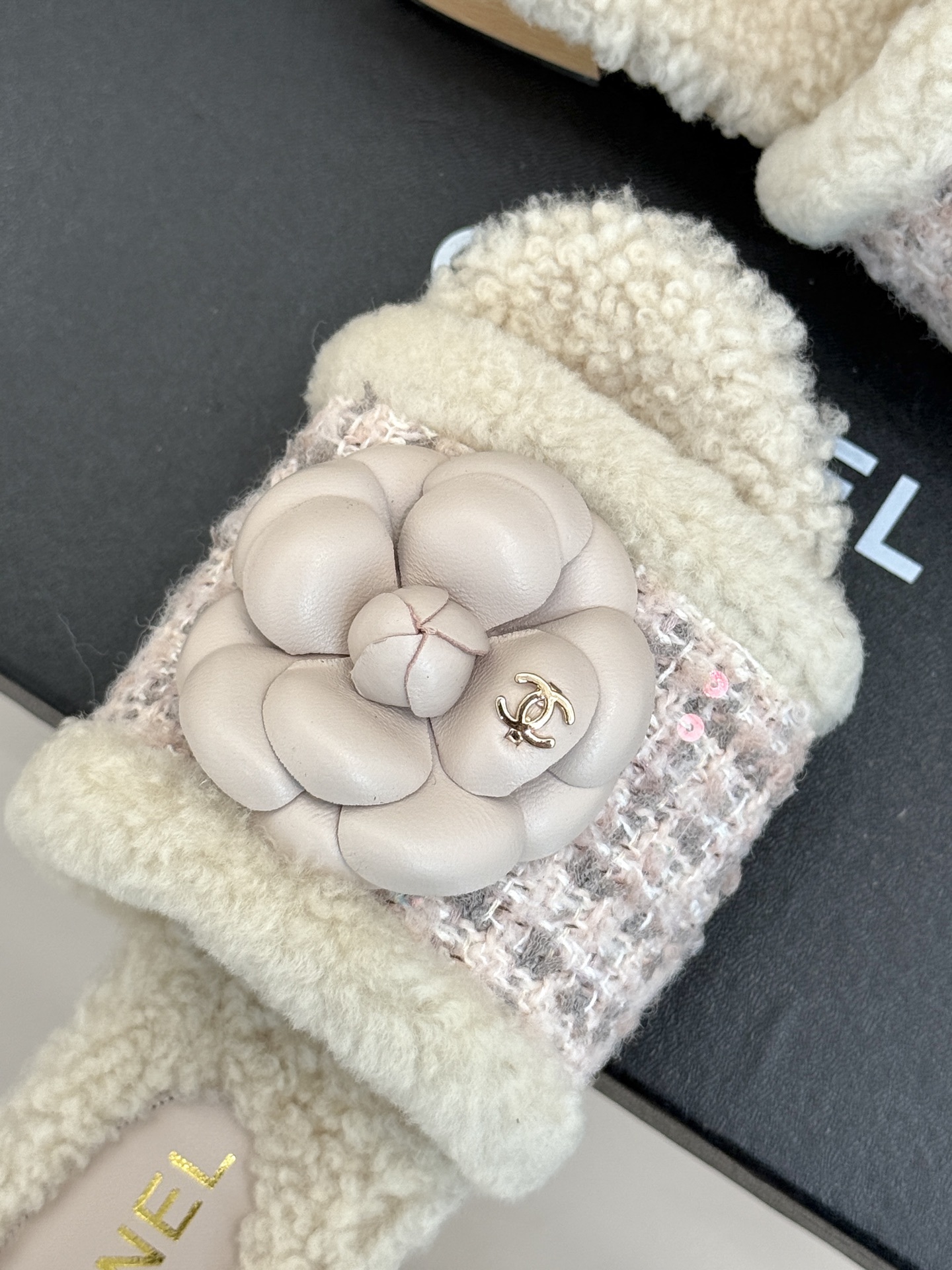 CHANE* |小香经典秋冬山茶花实木底
厚底毛拖
秋冬的幸福感是小香这双毛拖给的!
鞋面上手工雕琢的