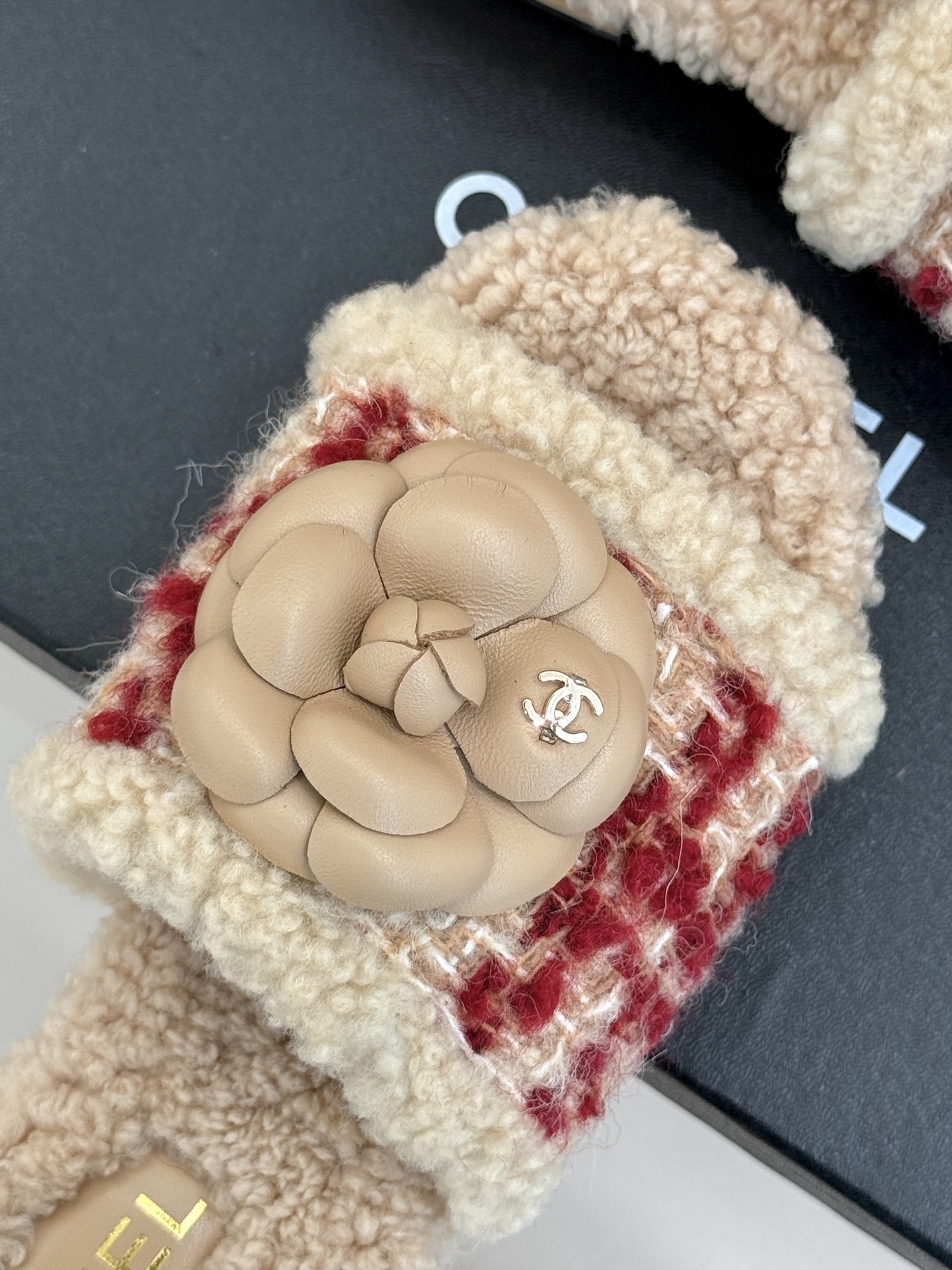 CHANE* |小香经典秋冬山茶花实木底
厚底毛拖
秋冬的幸福感是小香这双毛拖给的!
鞋面上手工雕琢的