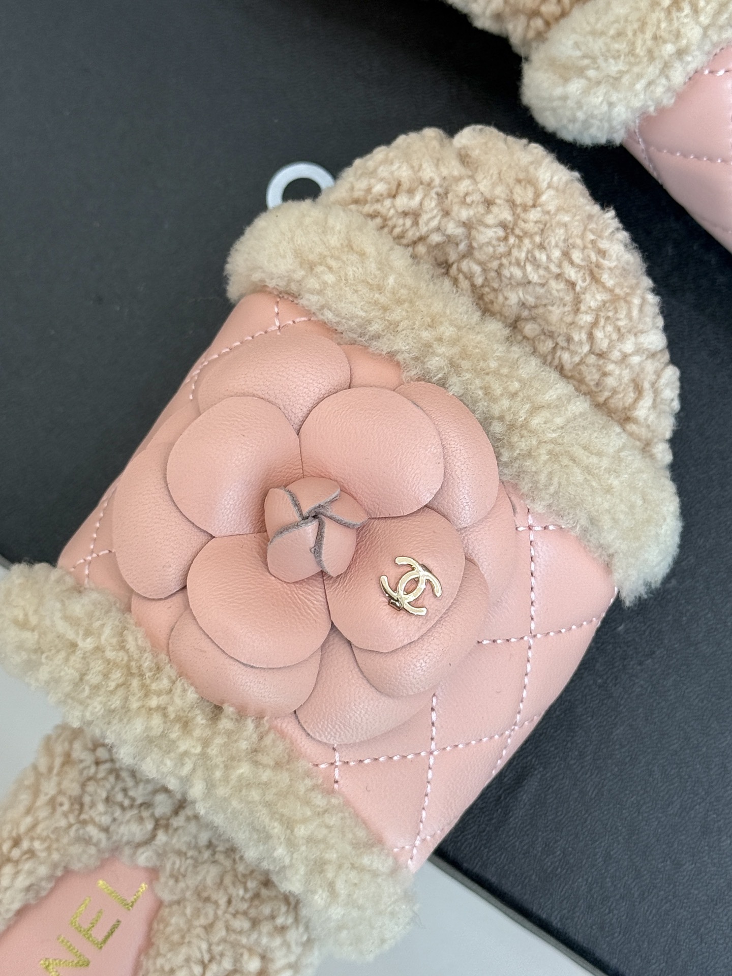 CHANE* |小香经典秋冬山茶花实木底
厚底毛拖
秋冬的幸福感是小香这双毛拖给的!
鞋面上手工雕琢的