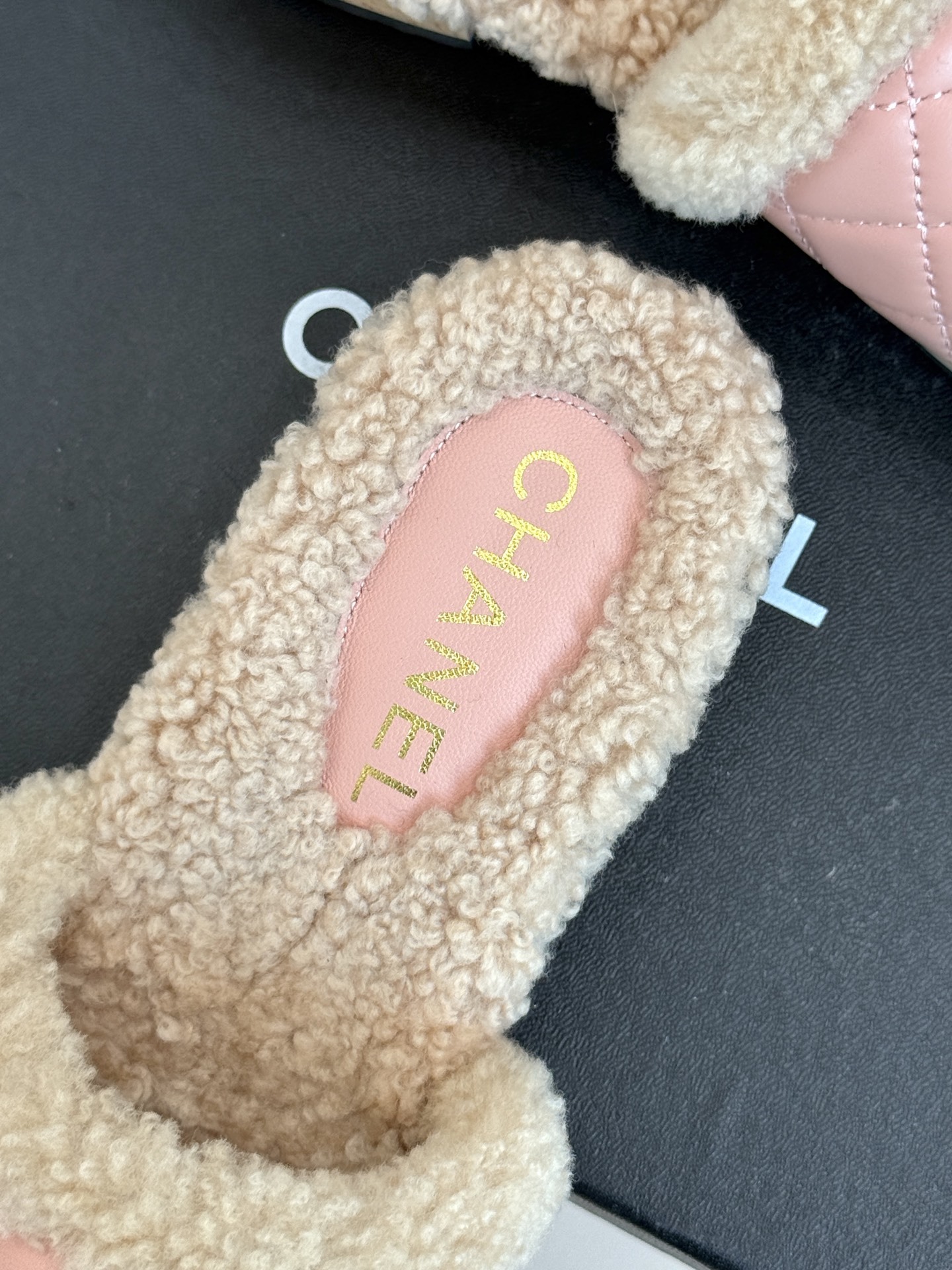 CHANE* |小香经典秋冬山茶花实木底
厚底毛拖
秋冬的幸福感是小香这双毛拖给的!
鞋面上手工雕琢的