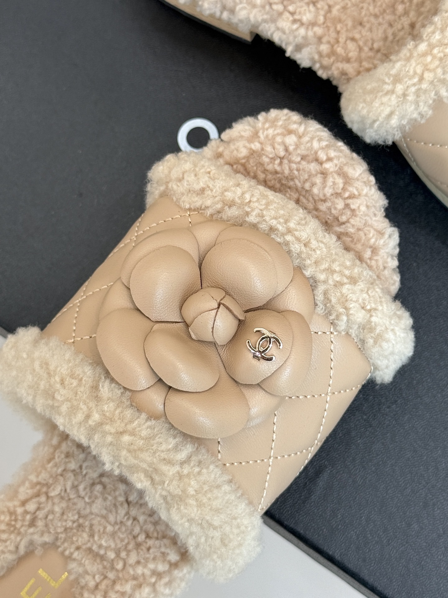 CHANE* |小香经典秋冬山茶花实木底
厚底毛拖
秋冬的幸福感是小香这双毛拖给的!
鞋面上手工雕琢的