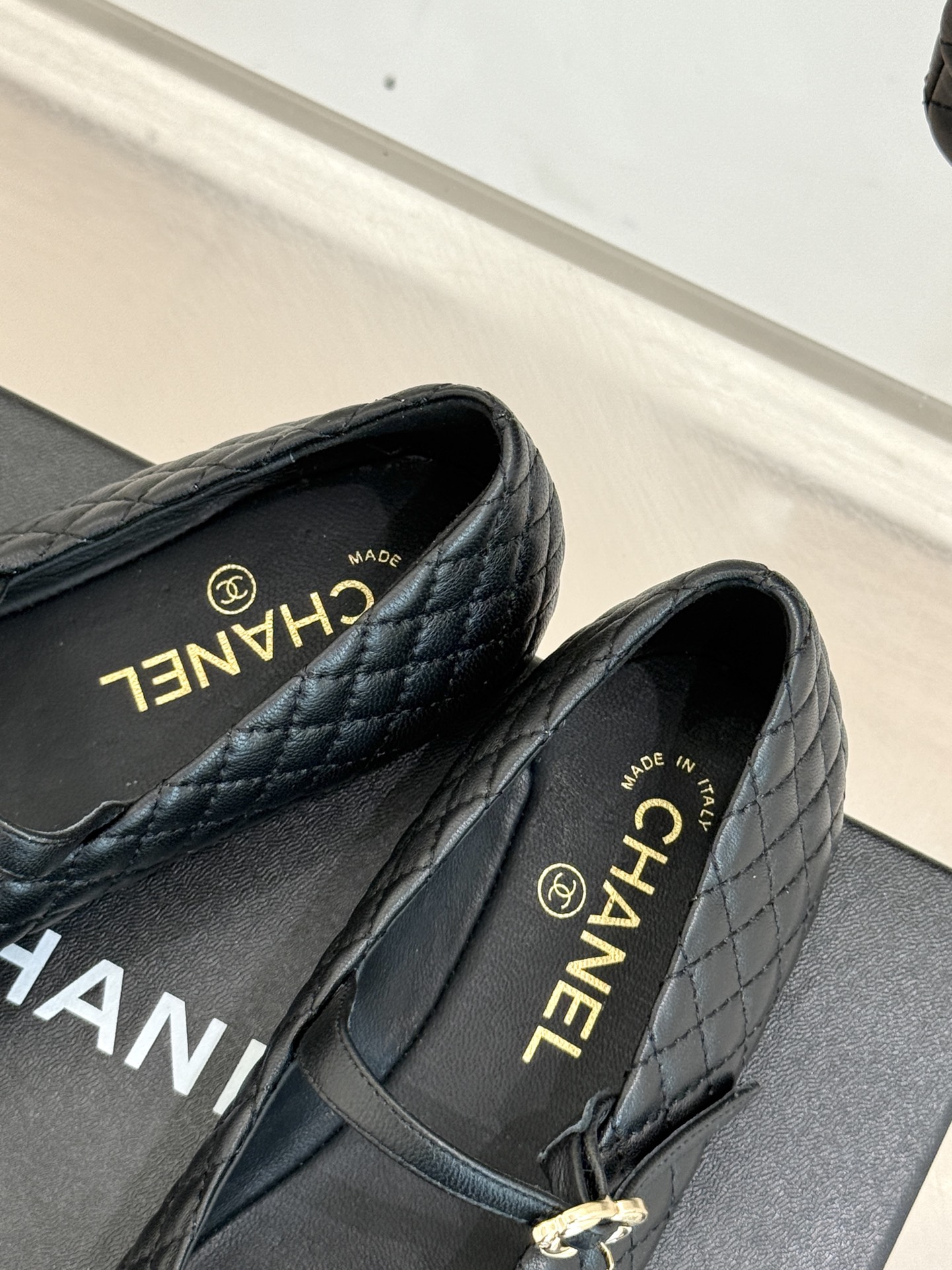 
CHANE* ｜小香25A春夏新品
菱格拼色平底玛丽珍鞋
优雅永不过时 简直美到犯规！
经典菱格纹搭配