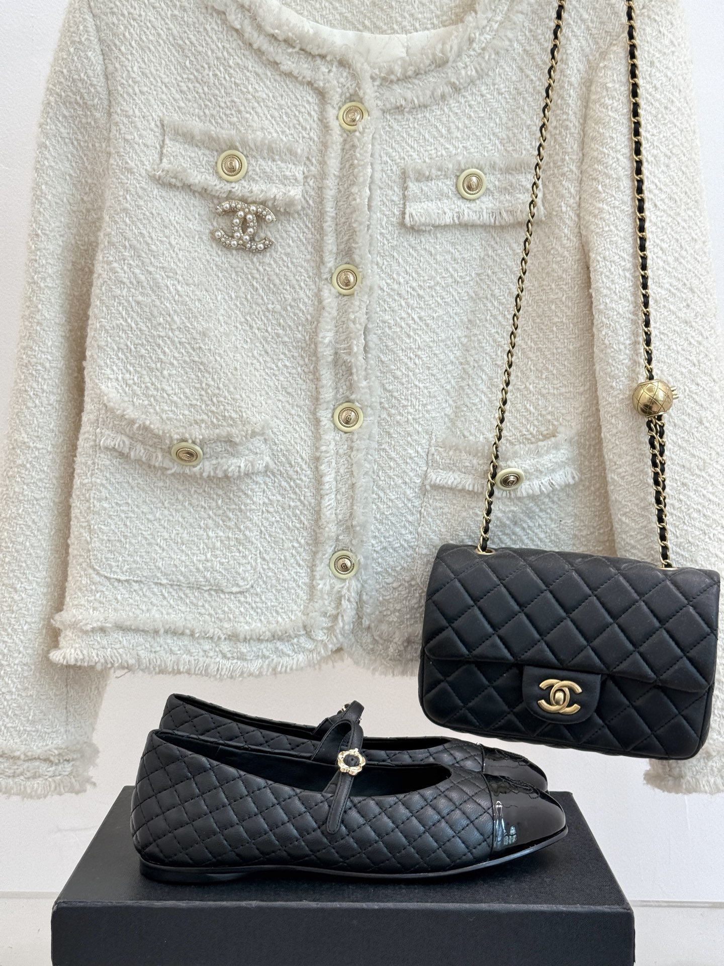 
CHANE* ｜小香25A春夏新品
菱格拼色平底玛丽珍鞋
优雅永不过时 简直美到犯规！
经典菱格纹搭配