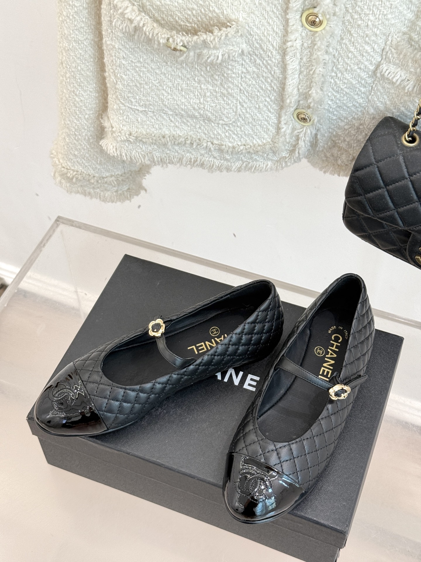 
CHANE* ｜小香25A春夏新品
菱格拼色平底玛丽珍鞋
优雅永不过时 简直美到犯规！
经典菱格纹搭配