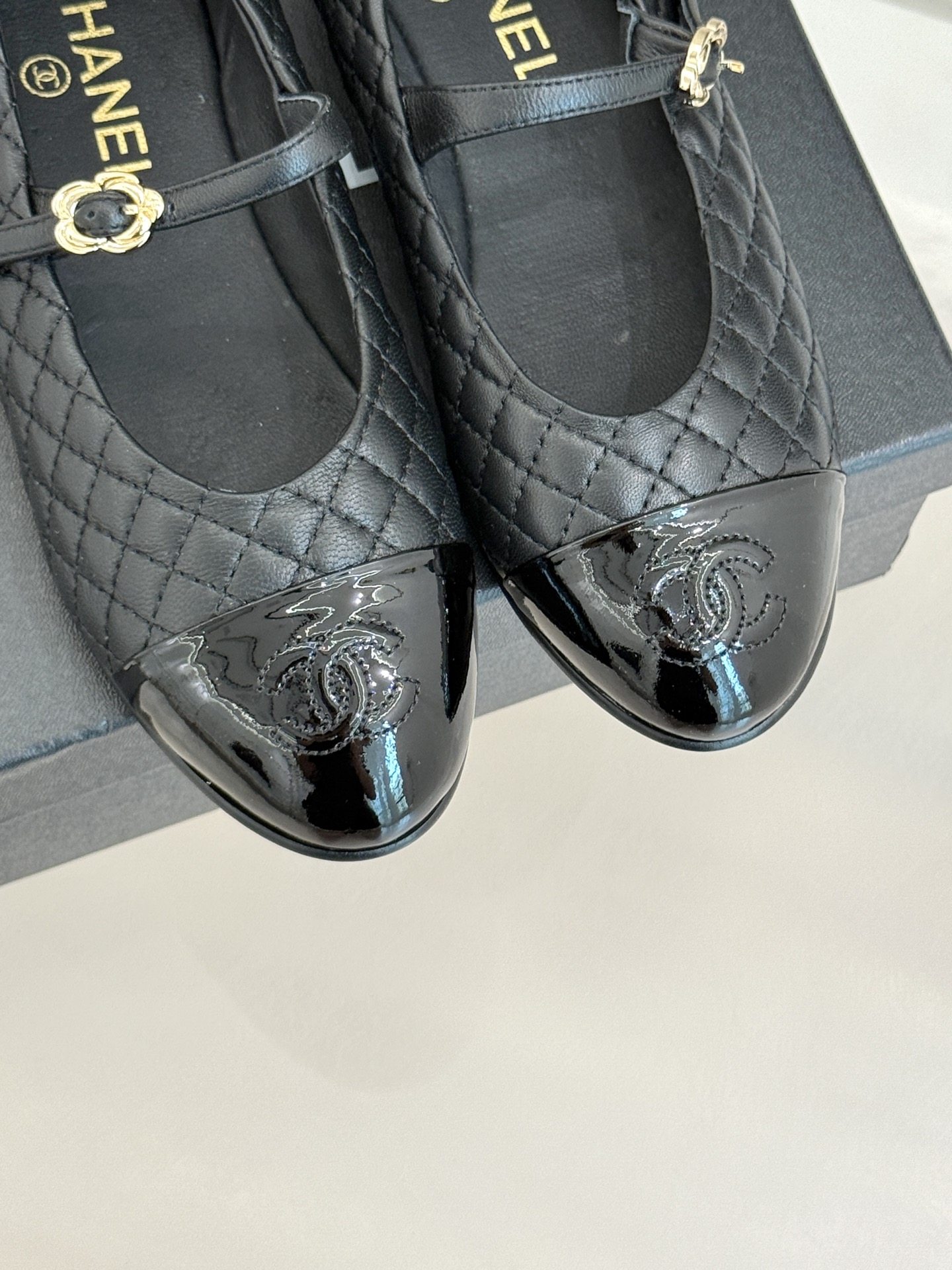 
CHANE* ｜小香25A春夏新品
菱格拼色平底玛丽珍鞋
优雅永不过时 简直美到犯规！
经典菱格纹搭配