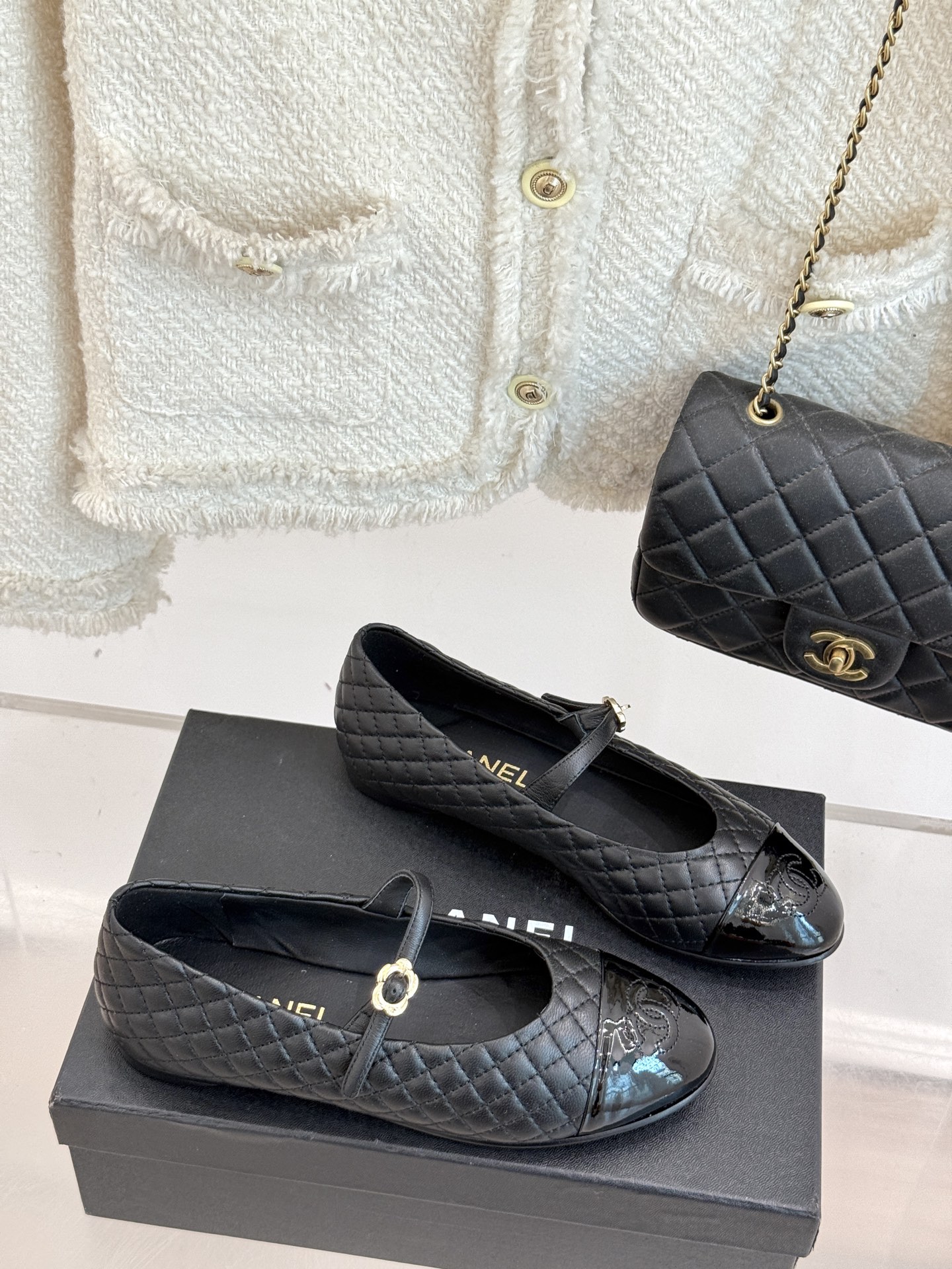 
CHANE* ｜小香25A春夏新品
菱格拼色平底玛丽珍鞋
优雅永不过时 简直美到犯规！
经典菱格纹搭配