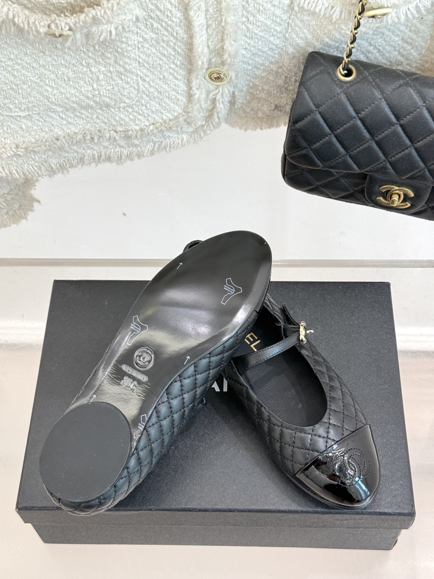 
CHANE* ｜小香25A春夏新品
菱格拼色平底玛丽珍鞋
优雅永不过时 简直美到犯规！
经典菱格纹搭配