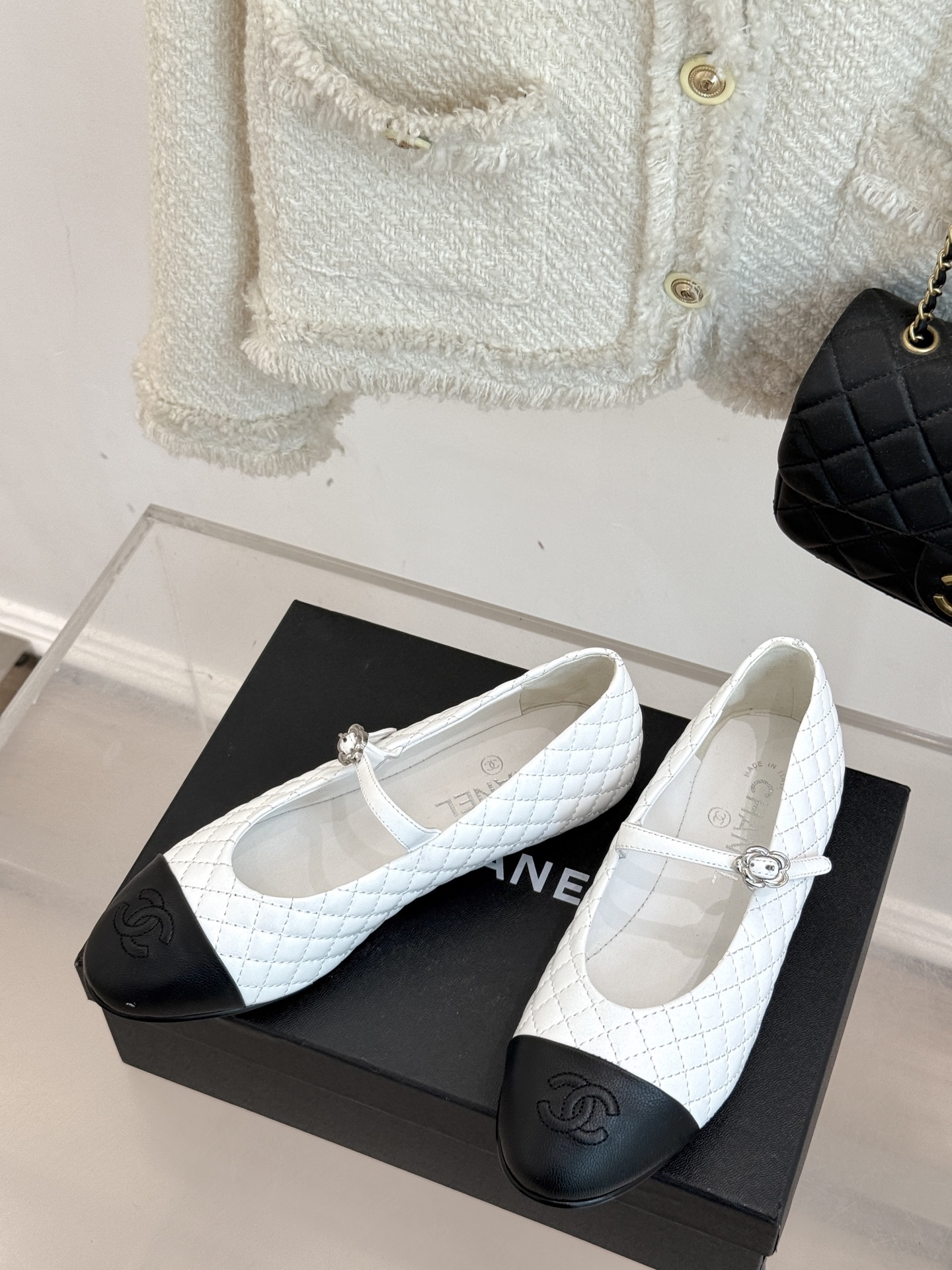 
CHANE* ｜小香25A春夏新品
菱格拼色平底玛丽珍鞋
优雅永不过时 简直美到犯规！
经典菱格纹搭配