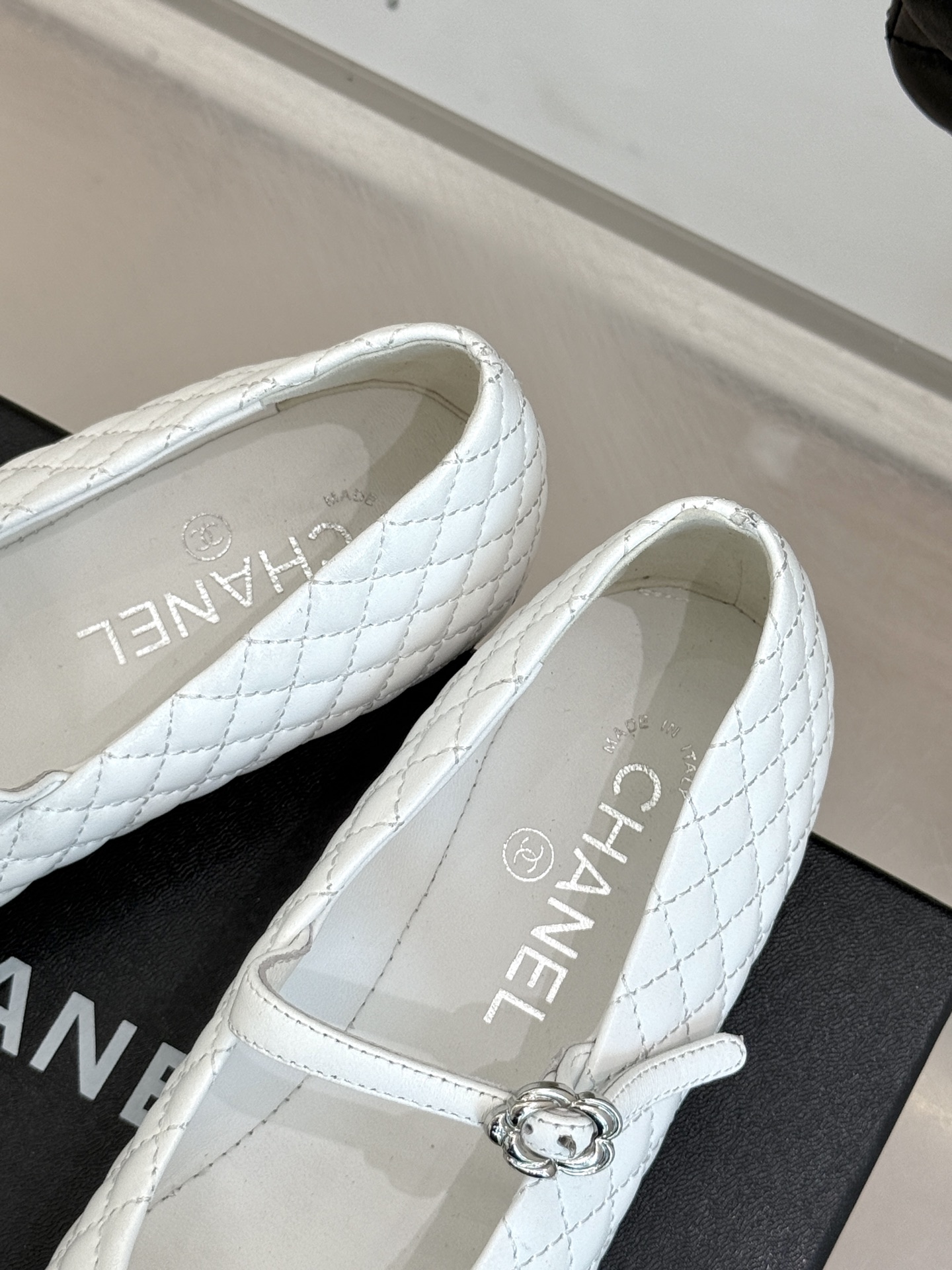 
CHANE* ｜小香25A春夏新品
菱格拼色平底玛丽珍鞋
优雅永不过时 简直美到犯规！
经典菱格纹搭配
