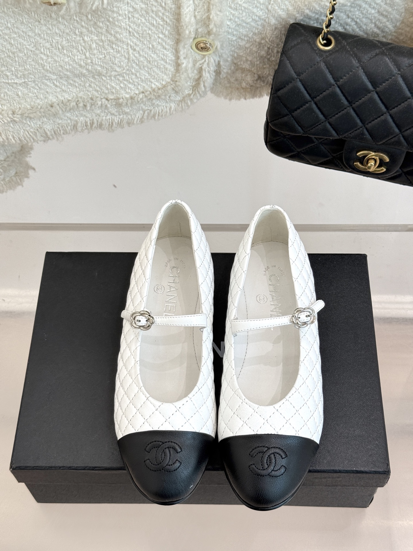 
CHANE* ｜小香25A春夏新品
菱格拼色平底玛丽珍鞋
优雅永不过时 简直美到犯规！
经典菱格纹搭配