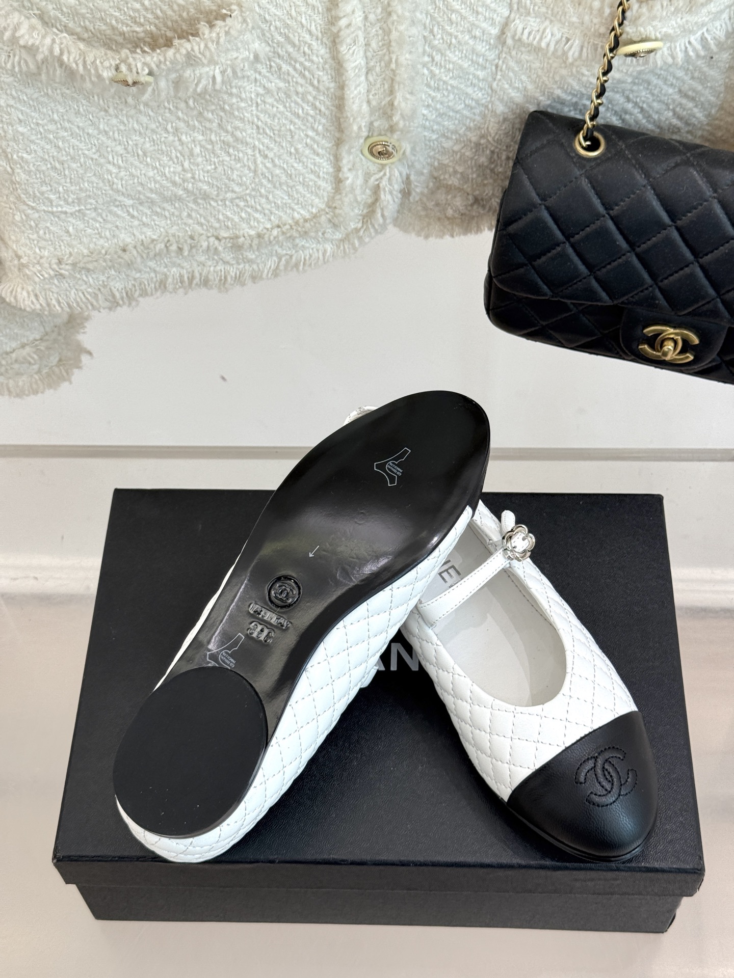 
CHANE* ｜小香25A春夏新品
菱格拼色平底玛丽珍鞋
优雅永不过时 简直美到犯规！
经典菱格纹搭配