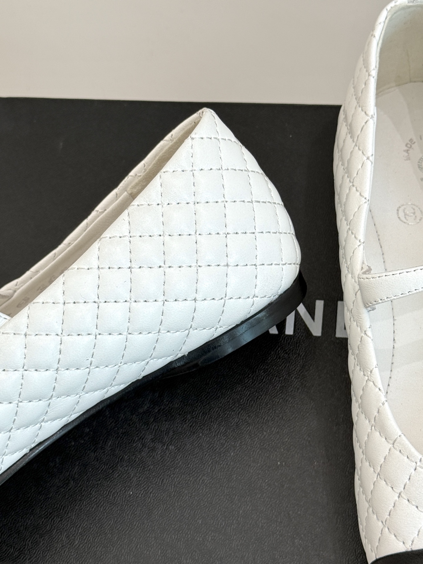 
CHANE* ｜小香25A春夏新品
菱格拼色平底玛丽珍鞋
优雅永不过时 简直美到犯规！
经典菱格纹搭配