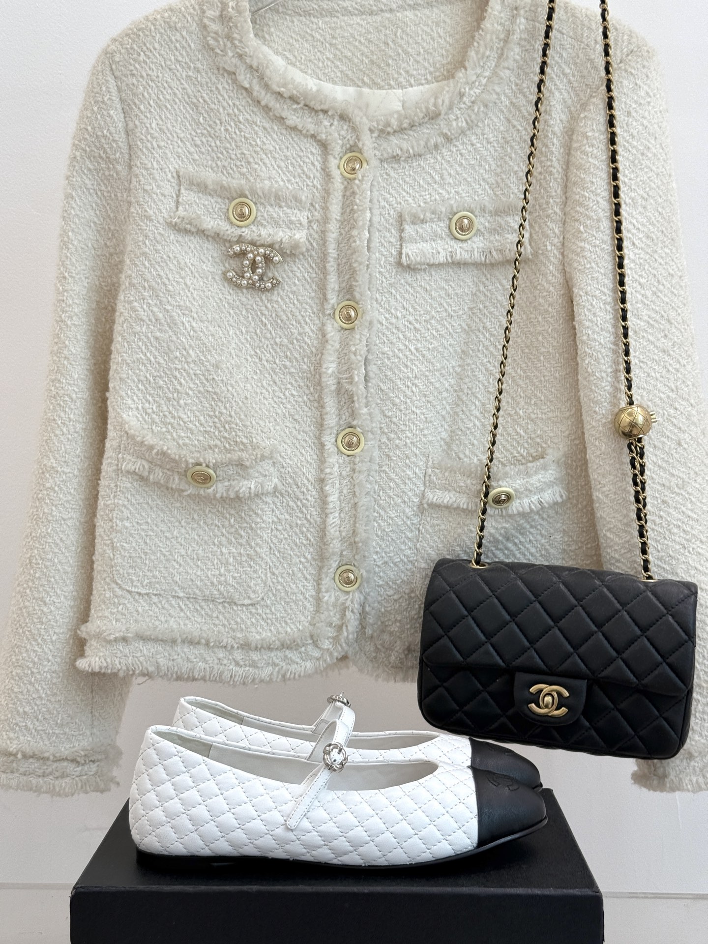 
CHANE* ｜小香25A春夏新品
菱格拼色平底玛丽珍鞋
优雅永不过时 简直美到犯规！
经典菱格纹搭配
