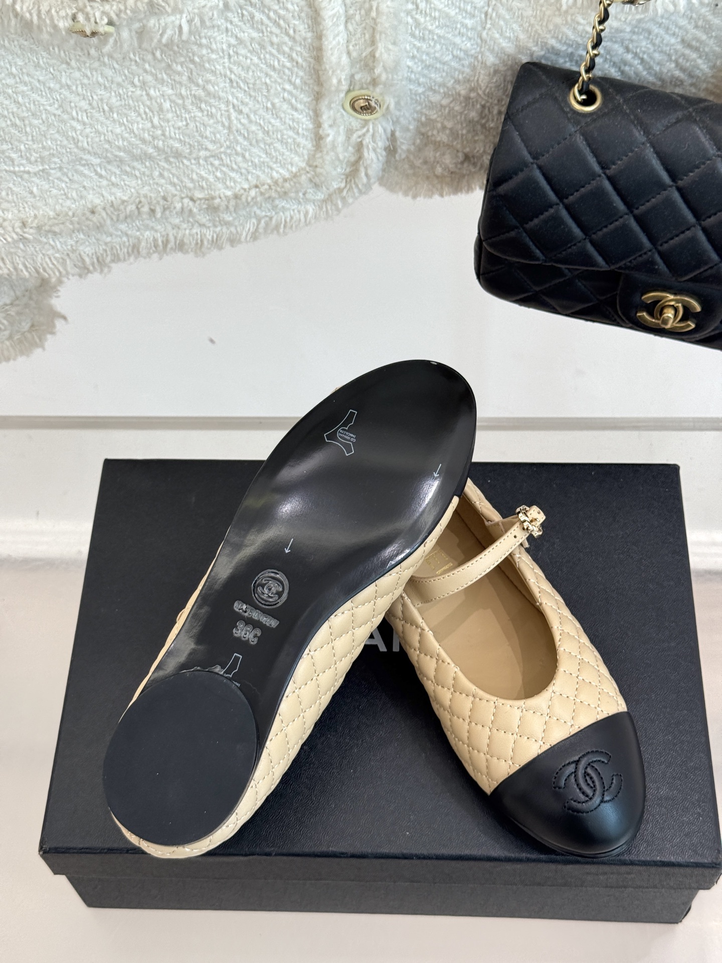 
CHANE* ｜小香25A春夏新品
菱格拼色平底玛丽珍鞋
优雅永不过时 简直美到犯规！
经典菱格纹搭配