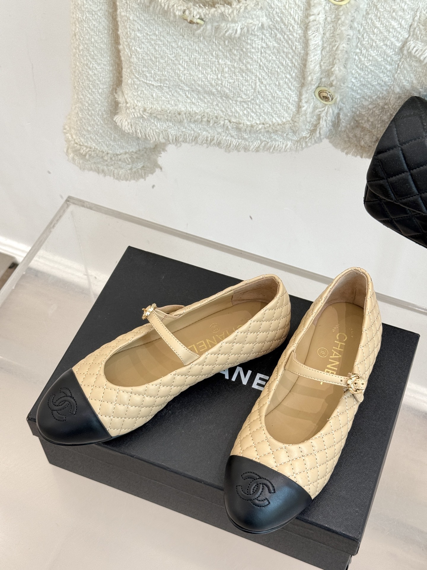 
CHANE* ｜小香25A春夏新品
菱格拼色平底玛丽珍鞋
优雅永不过时 简直美到犯规！
经典菱格纹搭配