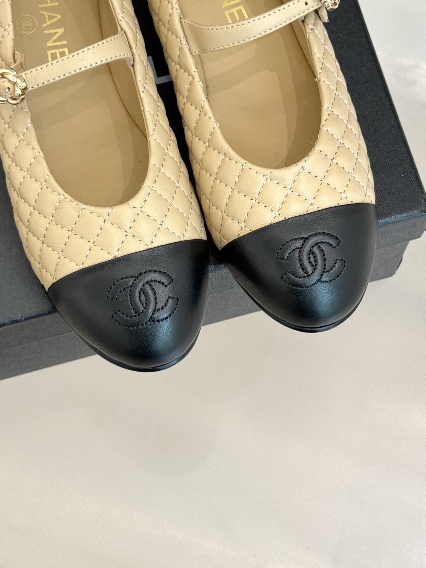 
CHANE* ｜小香25A春夏新品
菱格拼色平底玛丽珍鞋
优雅永不过时 简直美到犯规！
经典菱格纹搭配