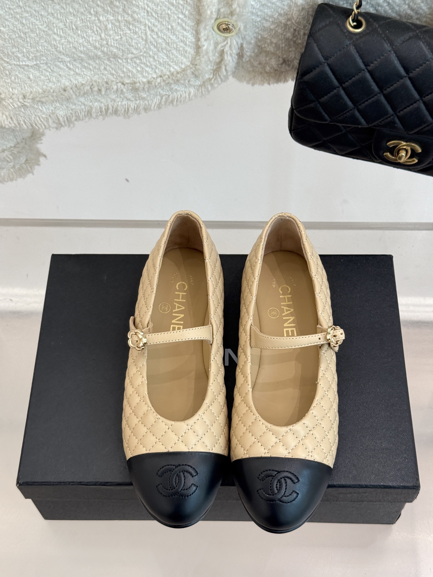 
CHANE* ｜小香25A春夏新品
菱格拼色平底玛丽珍鞋
优雅永不过时 简直美到犯规！
经典菱格纹搭配