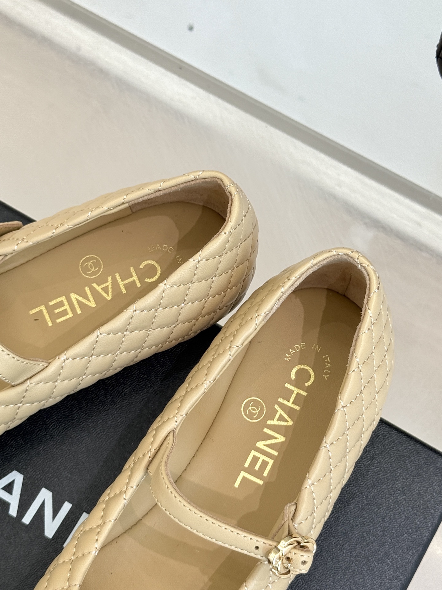 
CHANE* ｜小香25A春夏新品
菱格拼色平底玛丽珍鞋
优雅永不过时 简直美到犯规！
经典菱格纹搭配