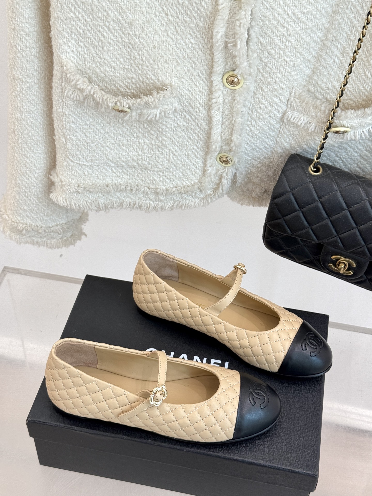 
CHANE* ｜小香25A春夏新品
菱格拼色平底玛丽珍鞋
优雅永不过时 简直美到犯规！
经典菱格纹搭配
