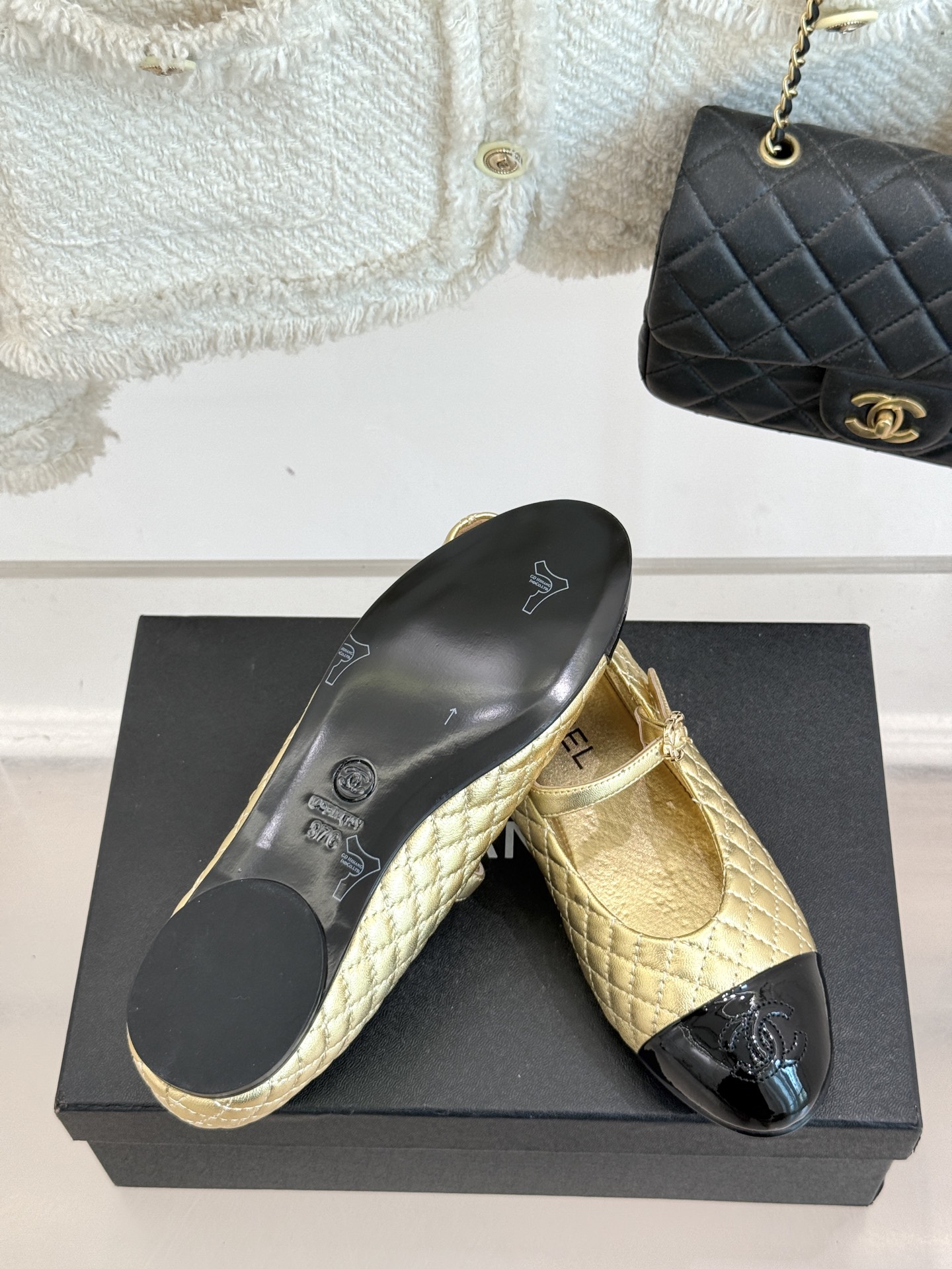 
CHANE* ｜小香25A春夏新品
菱格拼色平底玛丽珍鞋
优雅永不过时 简直美到犯规！
经典菱格纹搭配