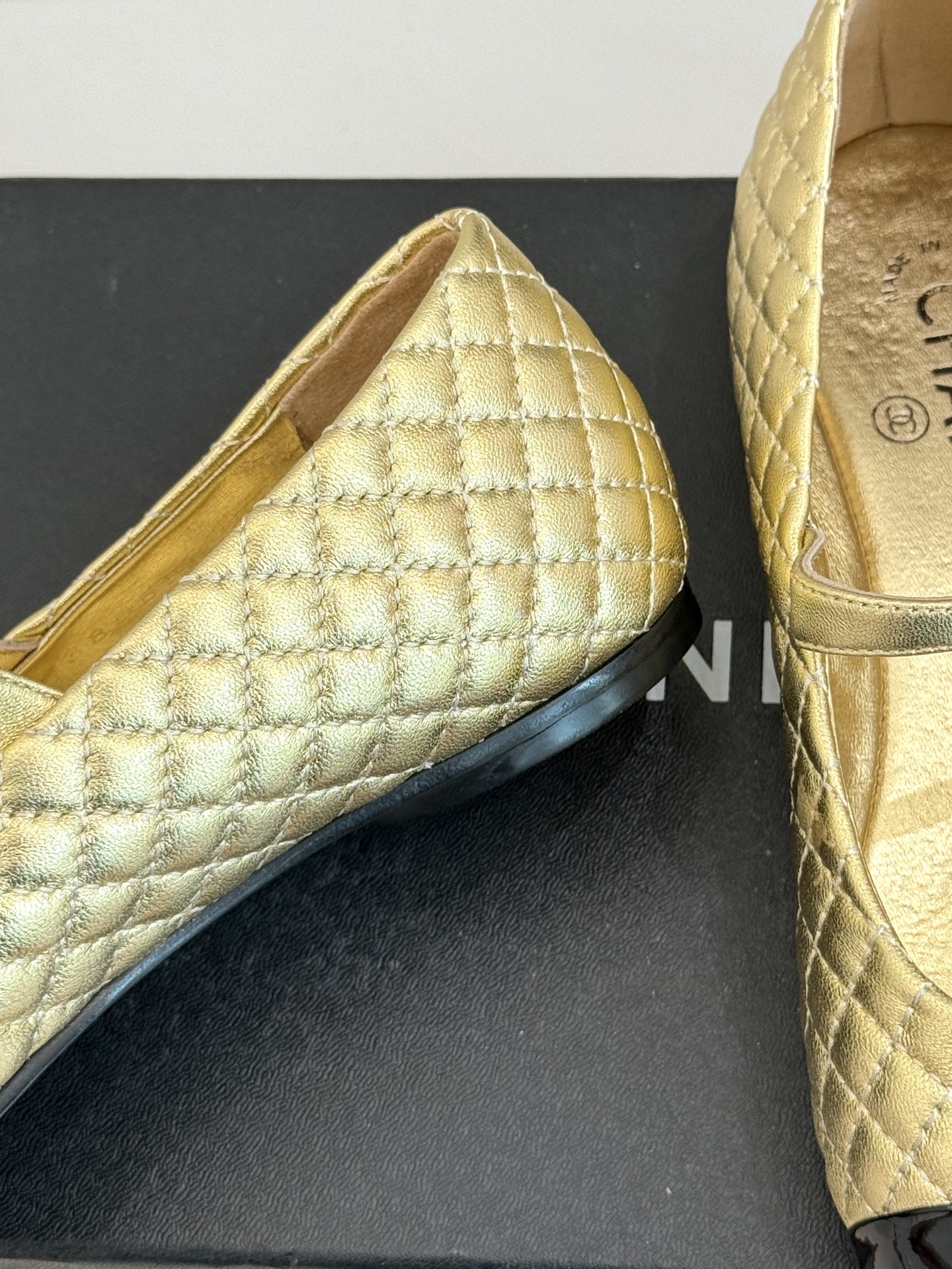 
CHANE* ｜小香25A春夏新品
菱格拼色平底玛丽珍鞋
优雅永不过时 简直美到犯规！
经典菱格纹搭配