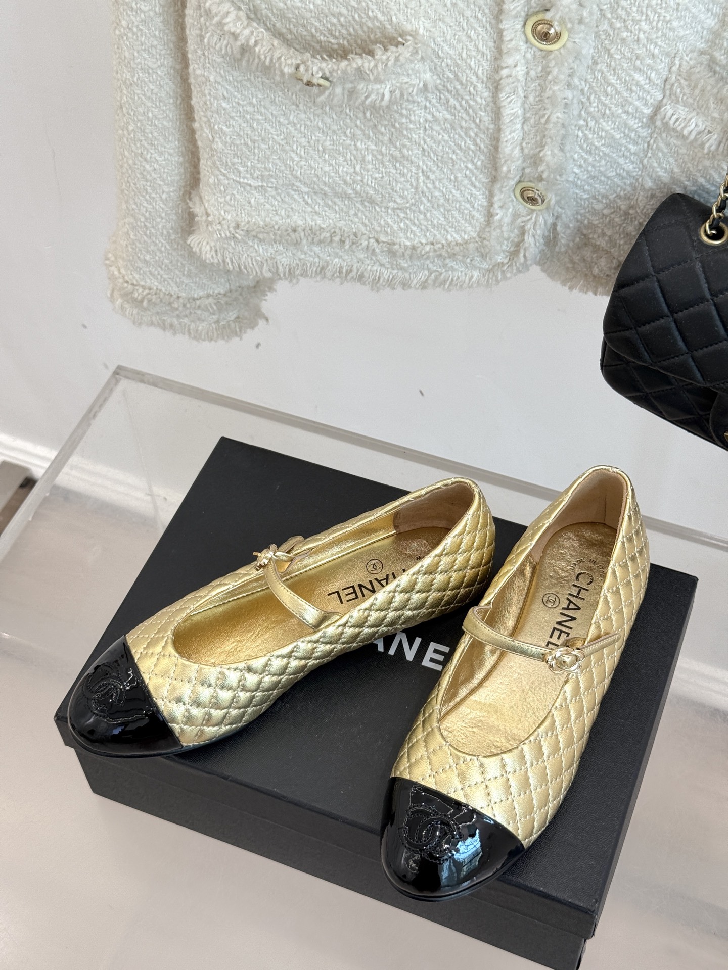 
CHANE* ｜小香25A春夏新品
菱格拼色平底玛丽珍鞋
优雅永不过时 简直美到犯规！
经典菱格纹搭配