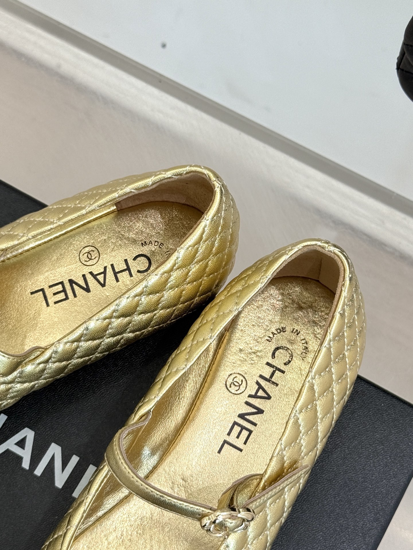
CHANE* ｜小香25A春夏新品
菱格拼色平底玛丽珍鞋
优雅永不过时 简直美到犯规！
经典菱格纹搭配