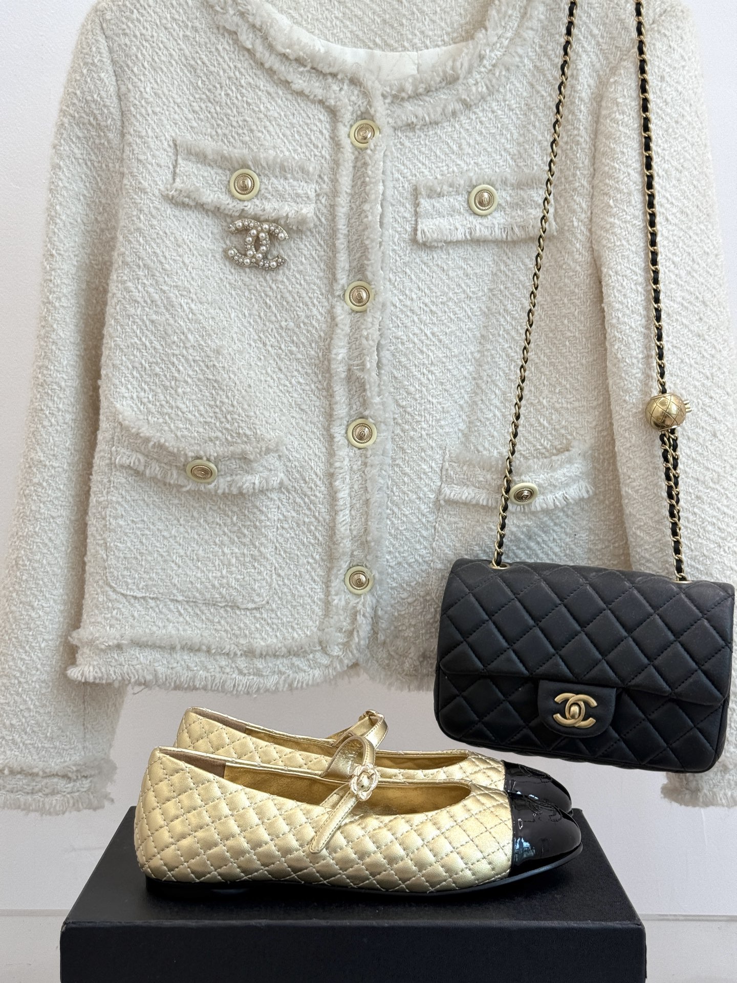 
CHANE* ｜小香25A春夏新品
菱格拼色平底玛丽珍鞋
优雅永不过时 简直美到犯规！
经典菱格纹搭配