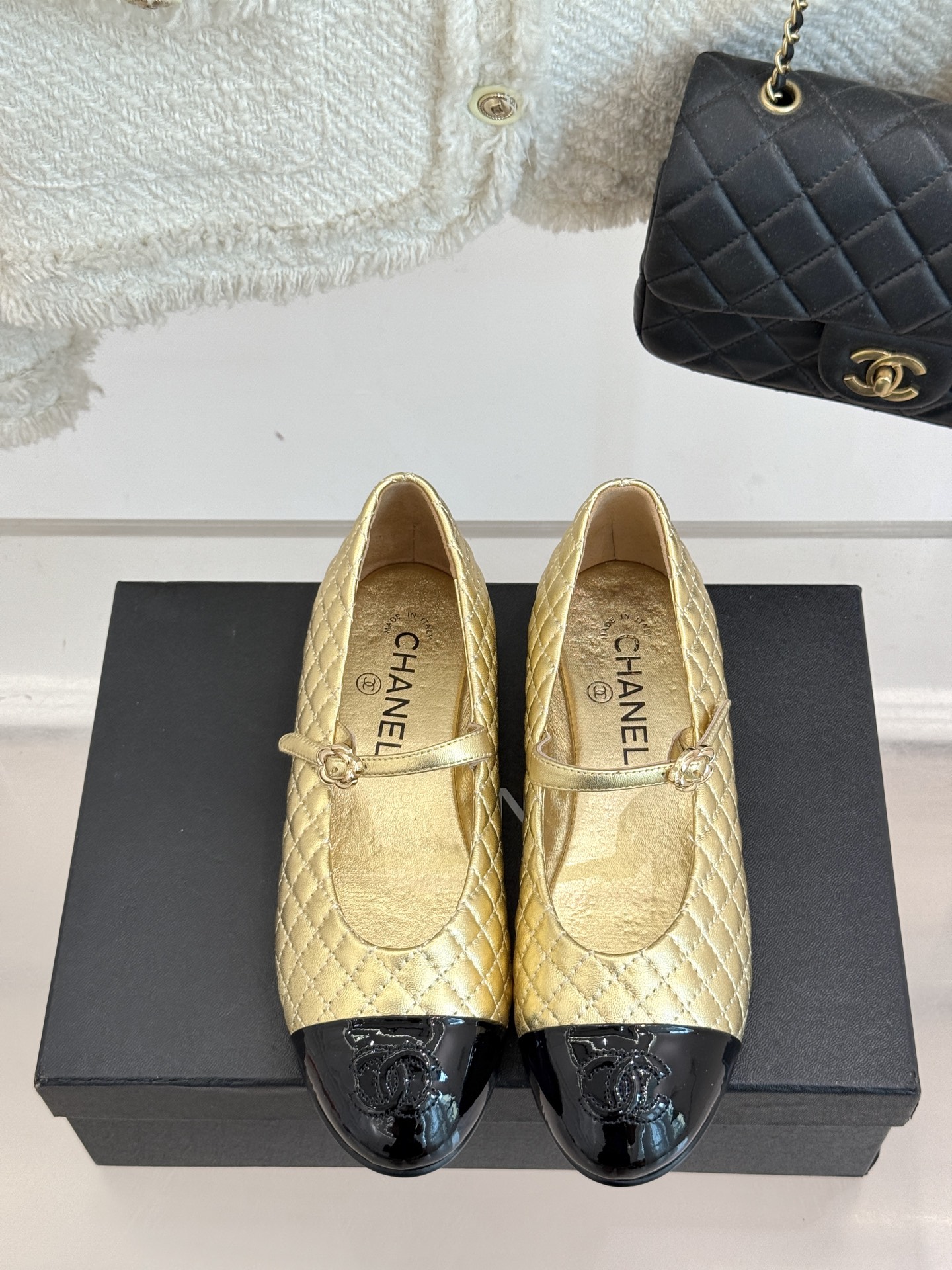 
CHANE* ｜小香25A春夏新品
菱格拼色平底玛丽珍鞋
优雅永不过时 简直美到犯规！
经典菱格纹搭配
