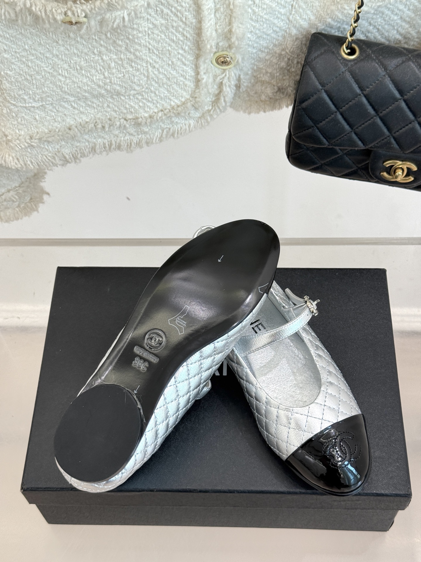 
CHANE* ｜小香25A春夏新品
菱格拼色平底玛丽珍鞋
优雅永不过时 简直美到犯规！
经典菱格纹搭配