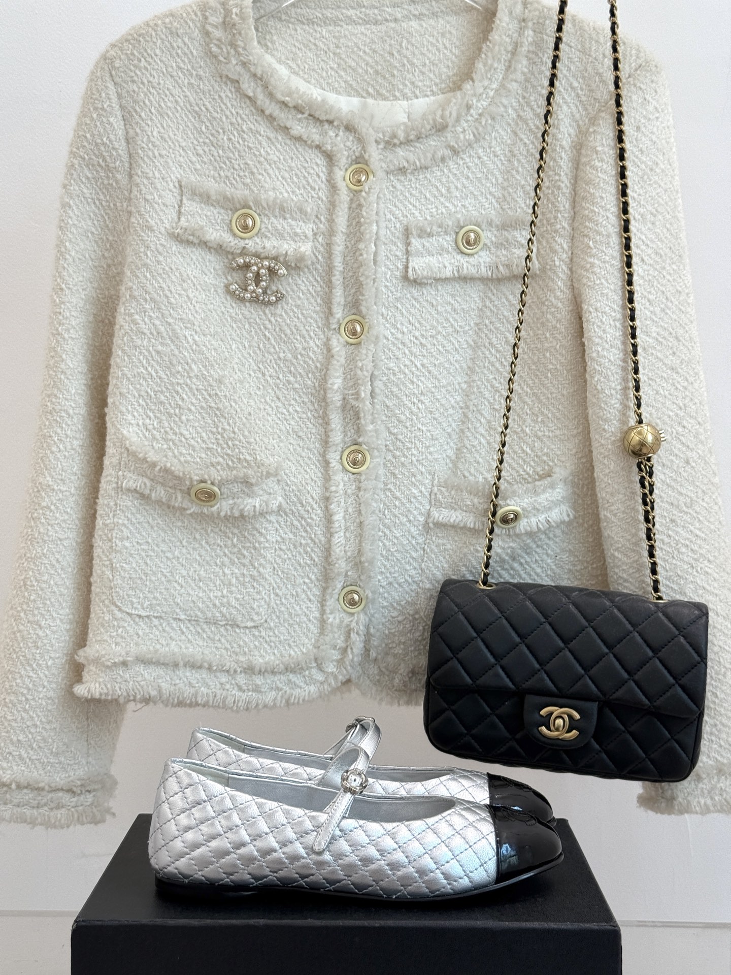 
CHANE* ｜小香25A春夏新品
菱格拼色平底玛丽珍鞋
优雅永不过时 简直美到犯规！
经典菱格纹搭配