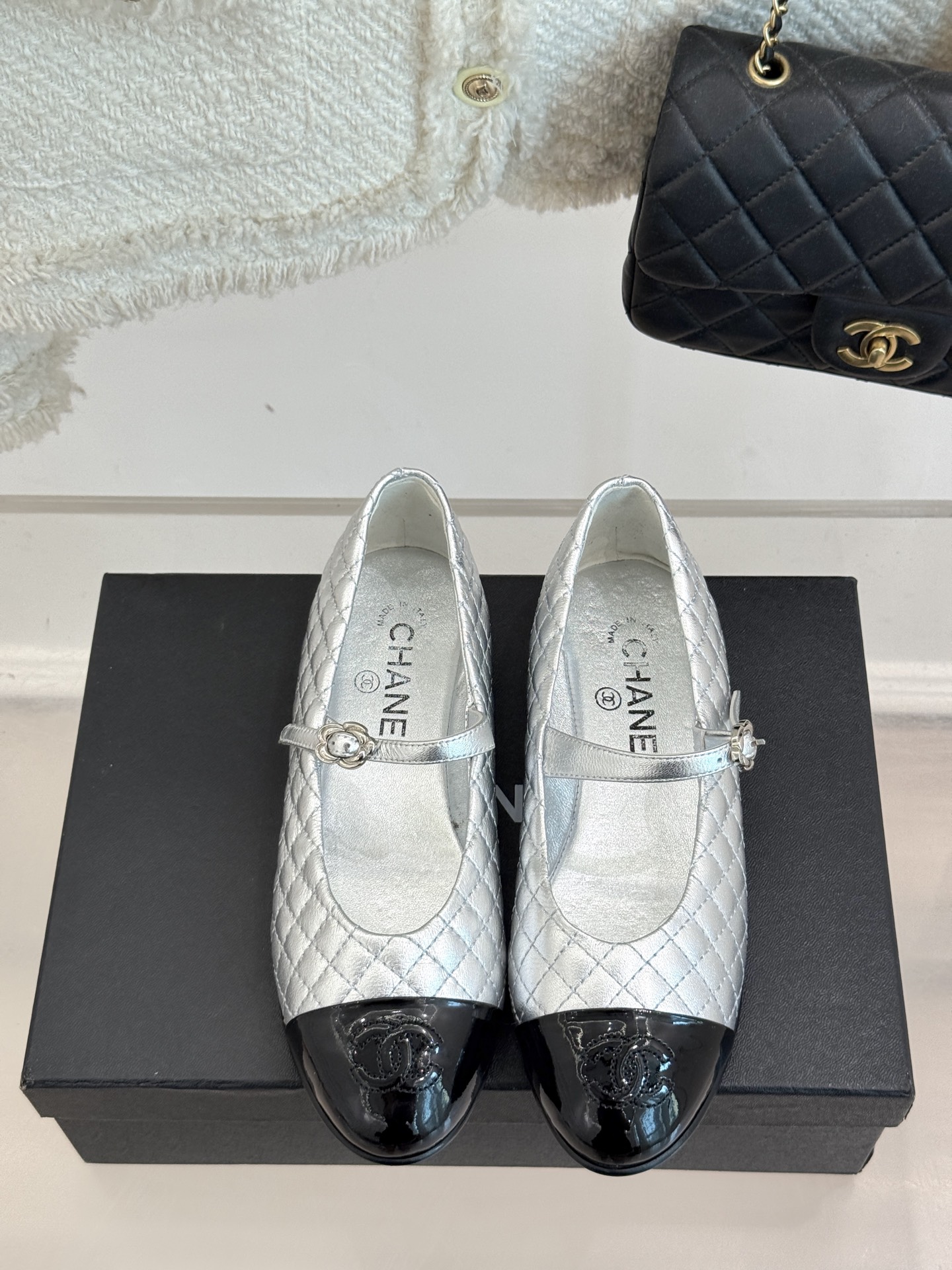 
CHANE* ｜小香25A春夏新品
菱格拼色平底玛丽珍鞋
优雅永不过时 简直美到犯规！
经典菱格纹搭配