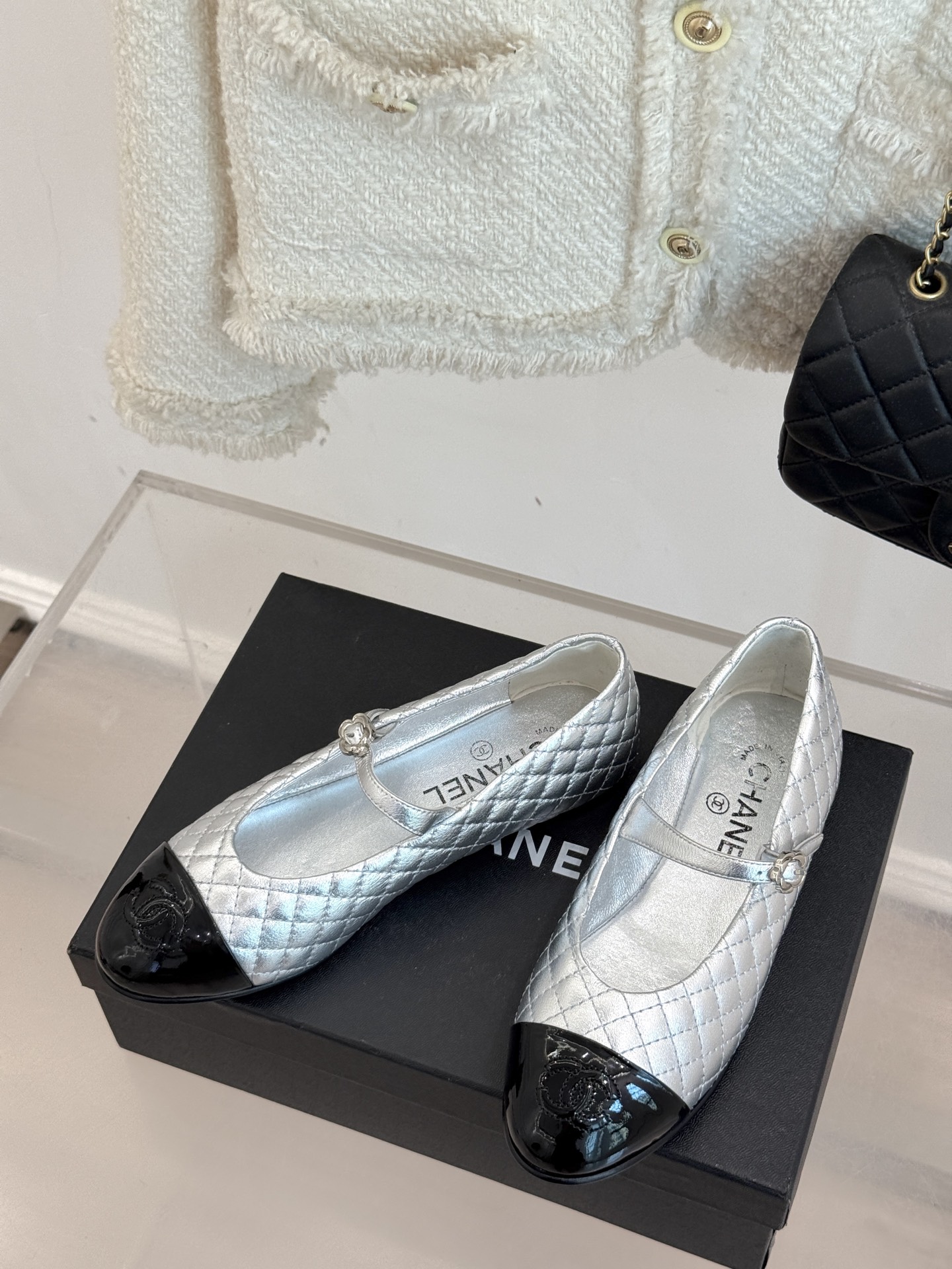 
CHANE* ｜小香25A春夏新品
菱格拼色平底玛丽珍鞋
优雅永不过时 简直美到犯规！
经典菱格纹搭配