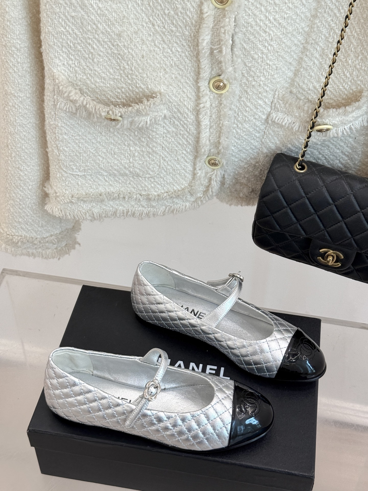 
CHANE* ｜小香25A春夏新品
菱格拼色平底玛丽珍鞋
优雅永不过时 简直美到犯规！
经典菱格纹搭配