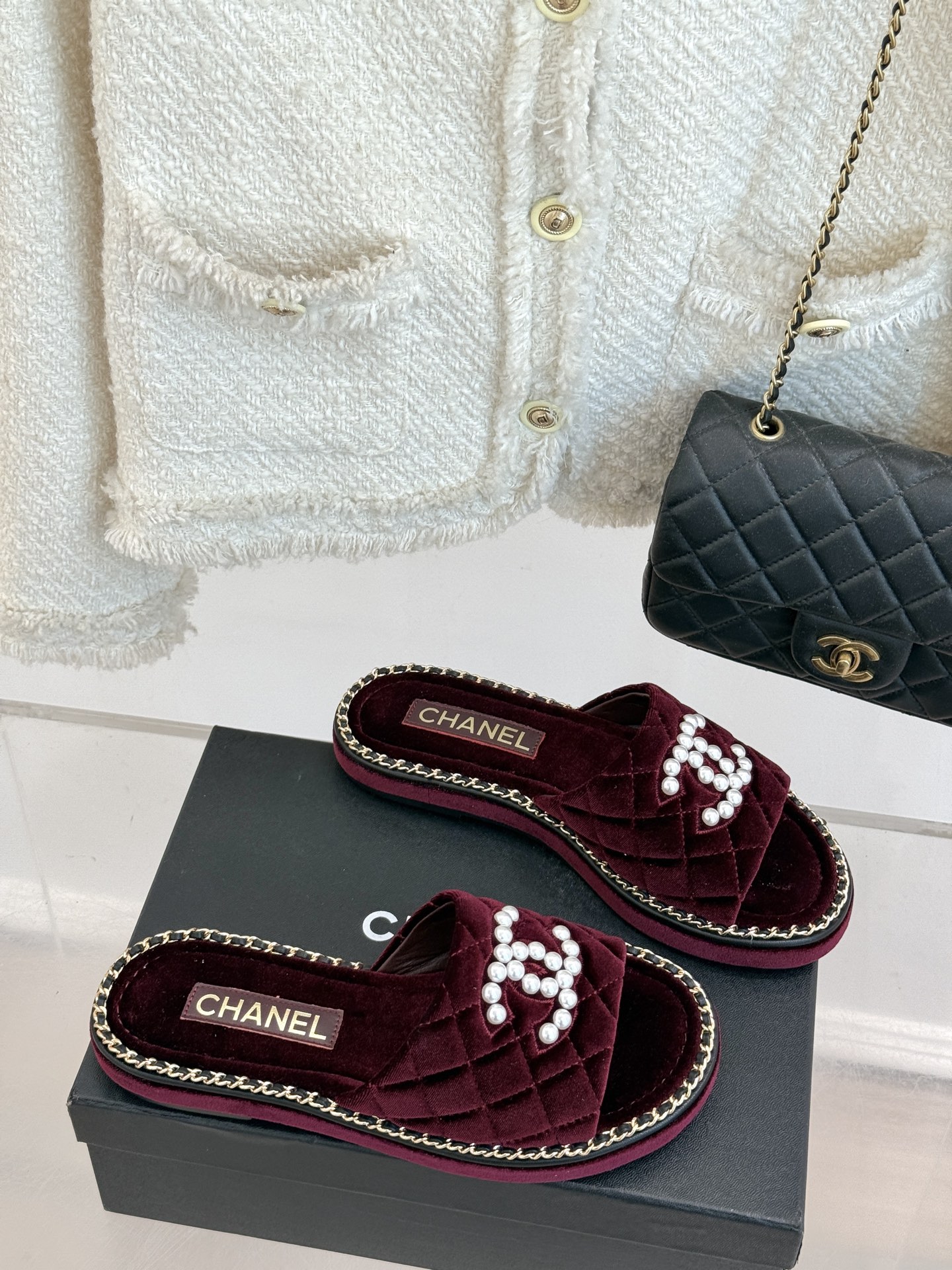 
CHANE*｜小香25k春夏新品度假
链条珍珠双C厚底拖鞋
这一季度假凉拖系列真的超美！
链条搭配珍珠
