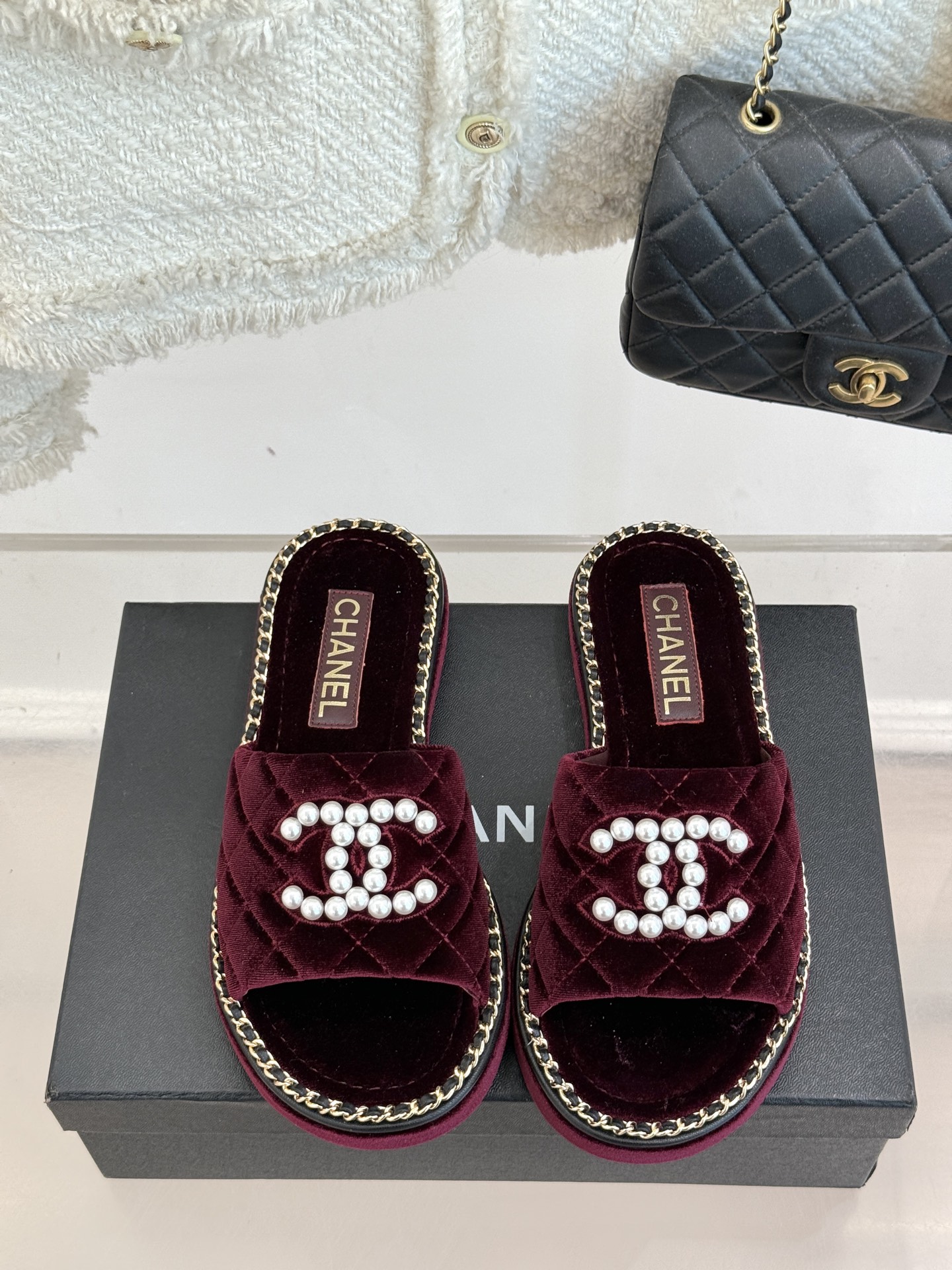 
CHANE*｜小香25k春夏新品度假
链条珍珠双C厚底拖鞋
这一季度假凉拖系列真的超美！
链条搭配珍珠