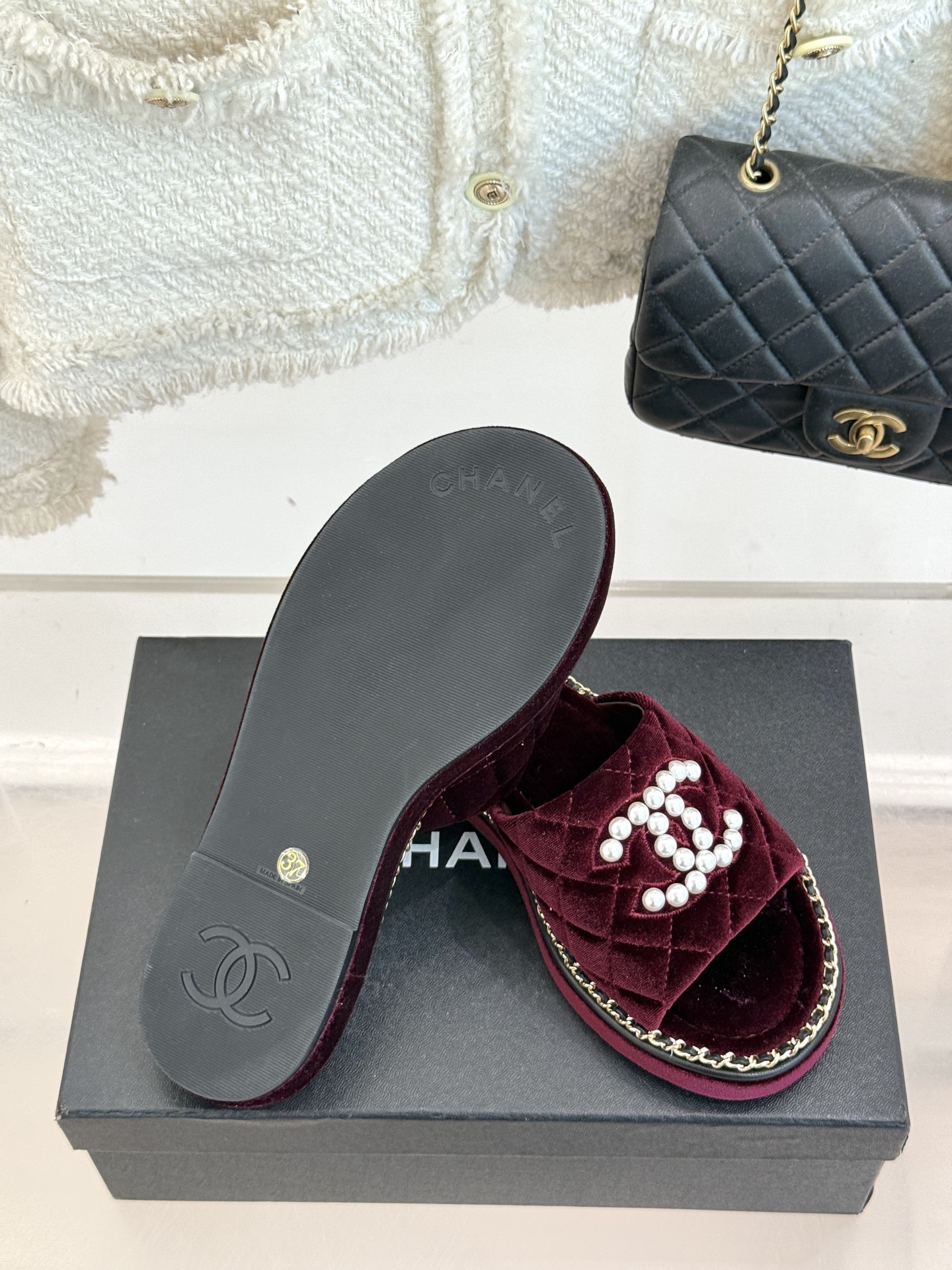
CHANE*｜小香25k春夏新品度假
链条珍珠双C厚底拖鞋
这一季度假凉拖系列真的超美！
链条搭配珍珠
