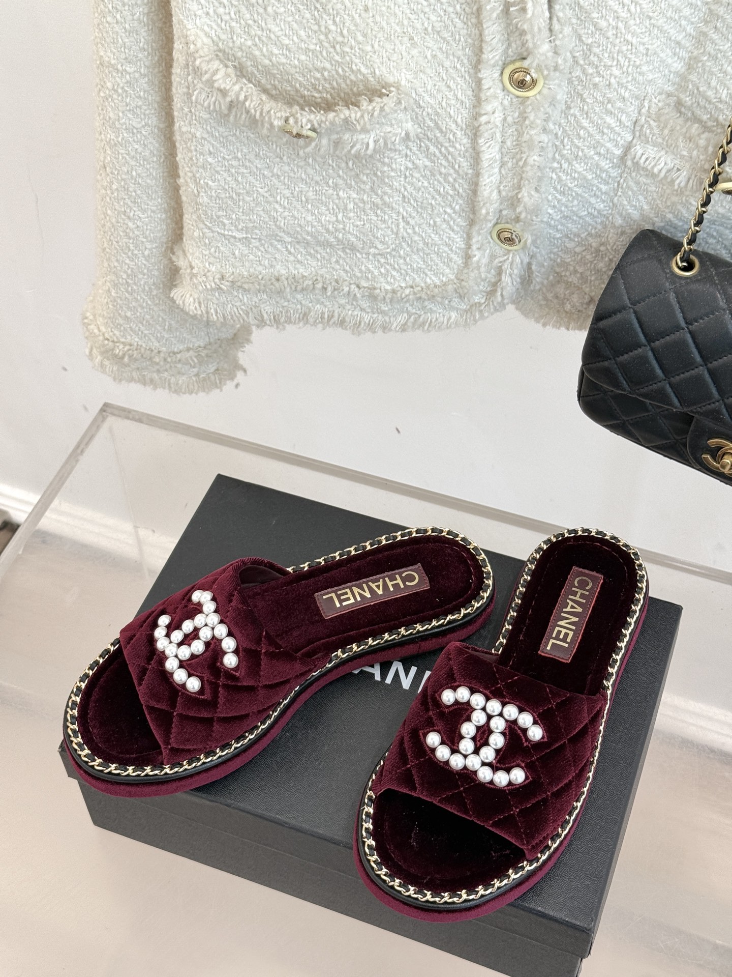 
CHANE*｜小香25k春夏新品度假
链条珍珠双C厚底拖鞋
这一季度假凉拖系列真的超美！
链条搭配珍珠