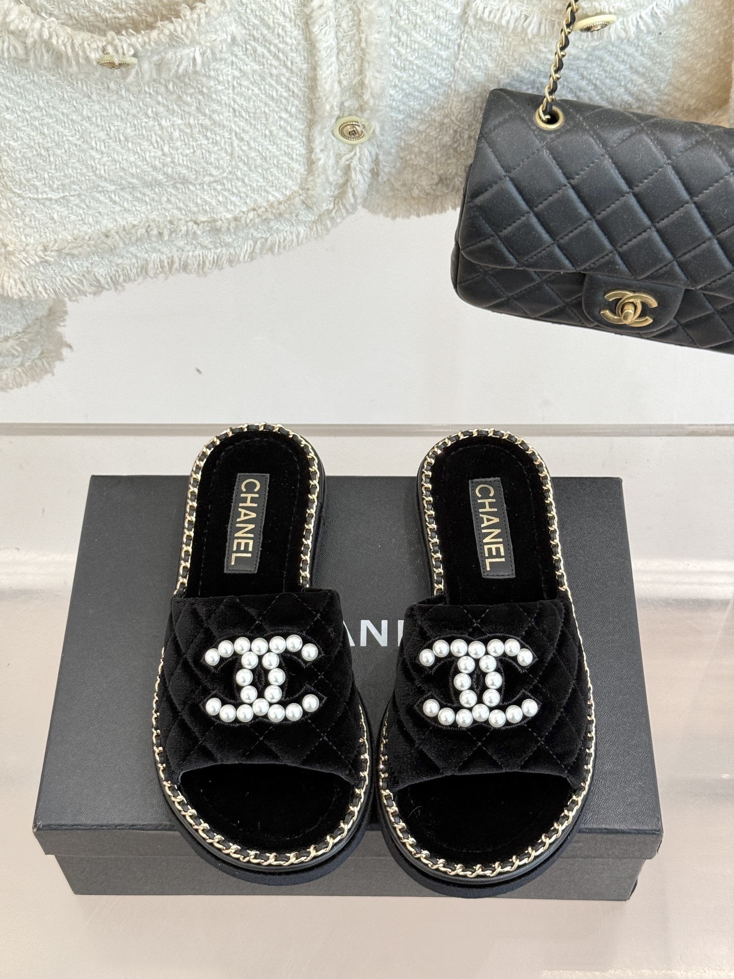 
CHANE*｜小香25k春夏新品度假
链条珍珠双C厚底拖鞋
这一季度假凉拖系列真的超美！
链条搭配珍珠