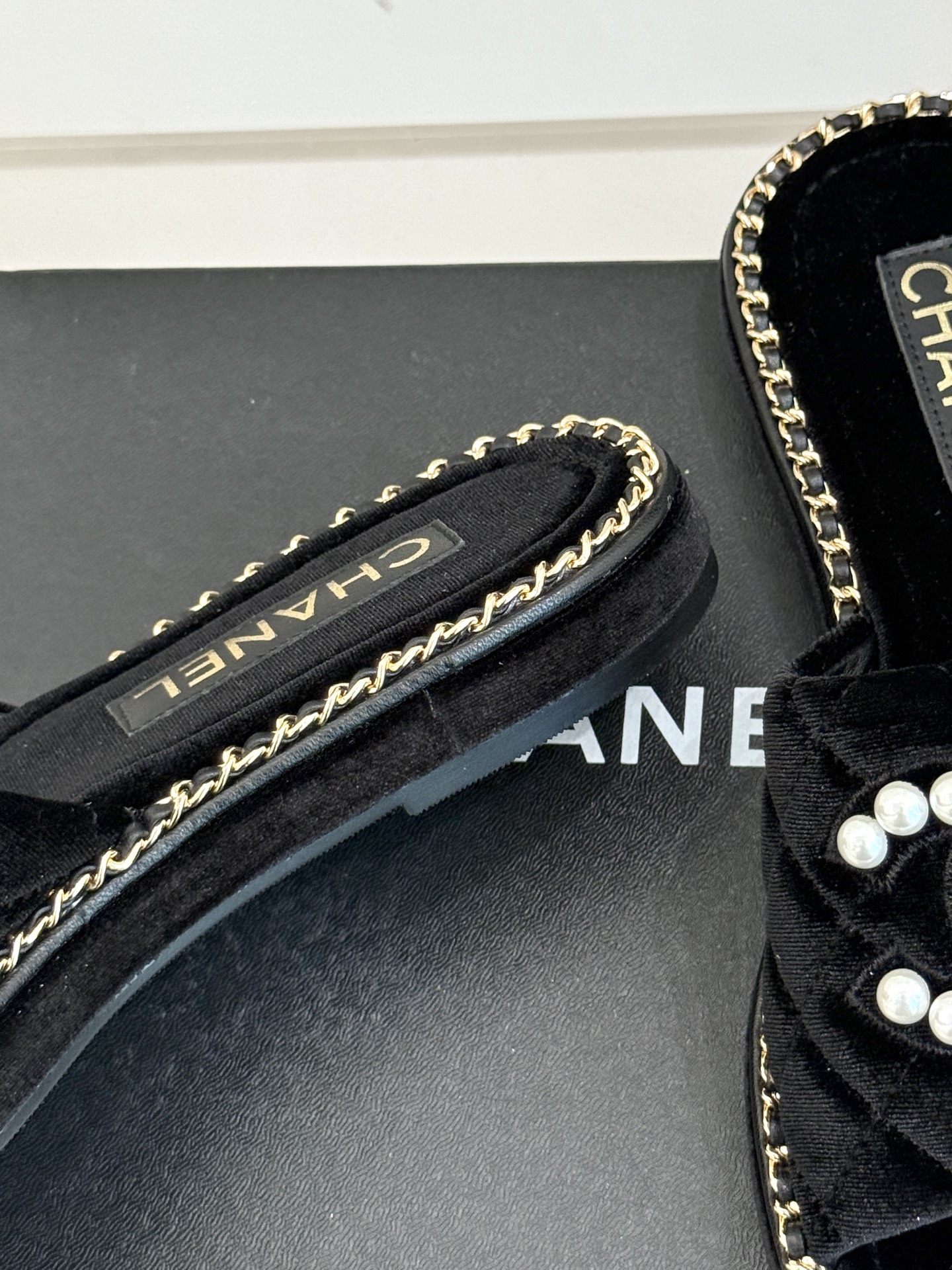 
CHANE*｜小香25k春夏新品度假
链条珍珠双C厚底拖鞋
这一季度假凉拖系列真的超美！
链条搭配珍珠