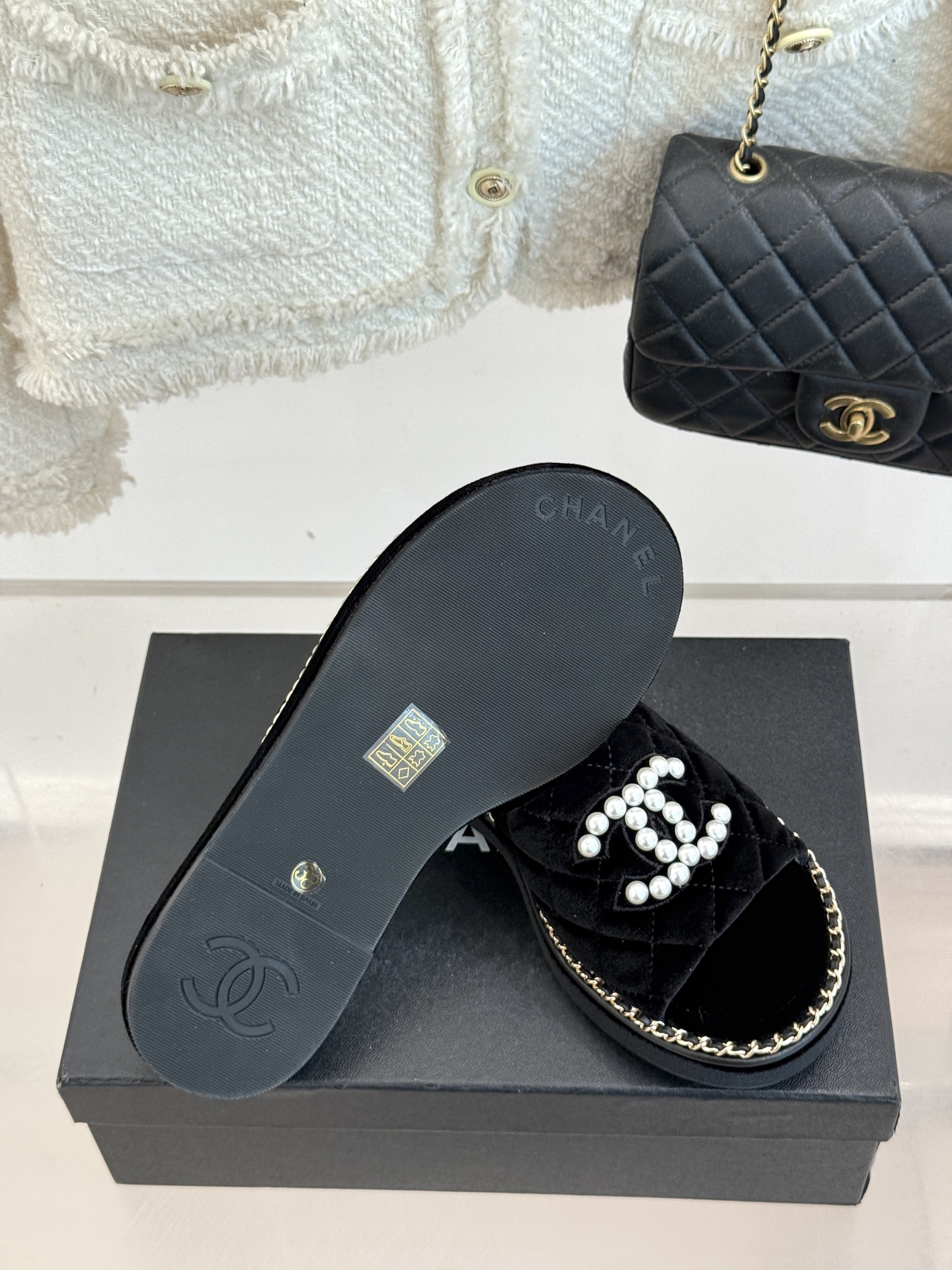 
CHANE*｜小香25k春夏新品度假
链条珍珠双C厚底拖鞋
这一季度假凉拖系列真的超美！
链条搭配珍珠