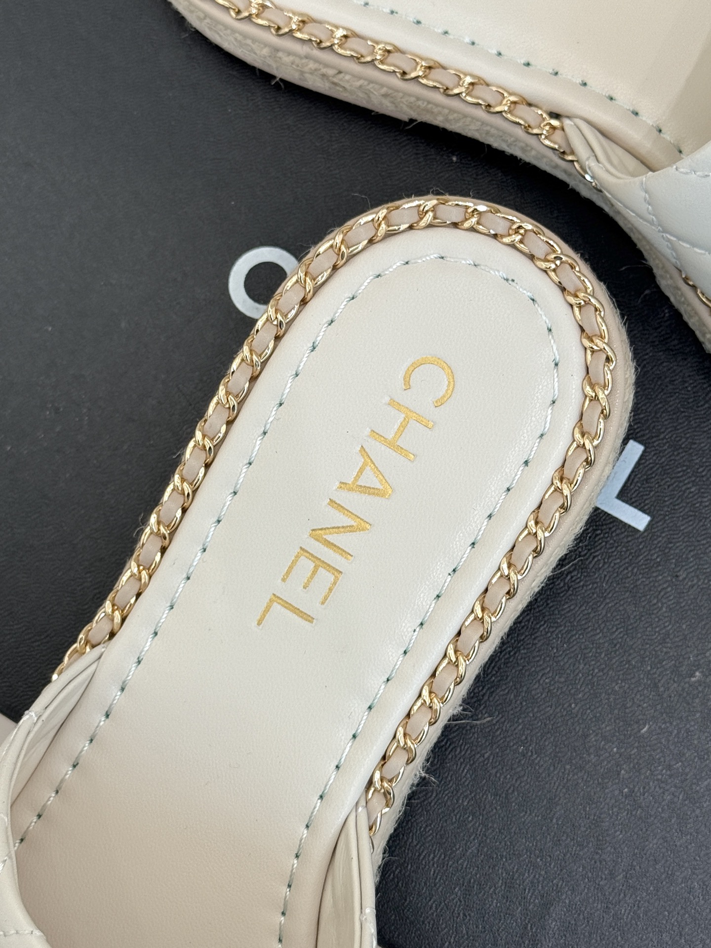 
CHANE*｜小香25k春夏新品度假
链条珍珠双C厚底拖鞋
这一季度假凉拖系列真的超美！
链条搭配珍珠