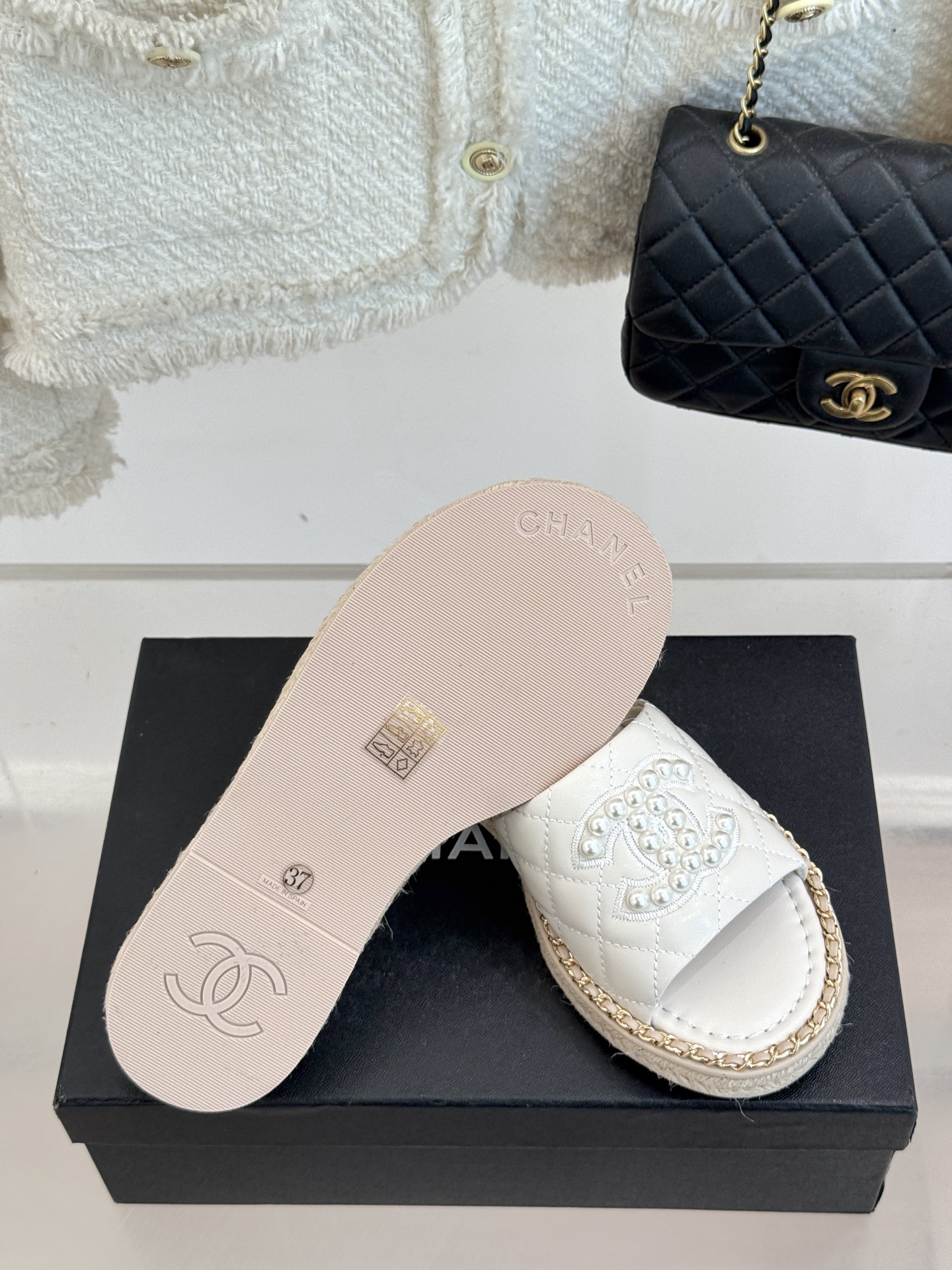 
CHANE*｜小香25k春夏新品度假
链条珍珠双C厚底拖鞋
这一季度假凉拖系列真的超美！
链条搭配珍珠