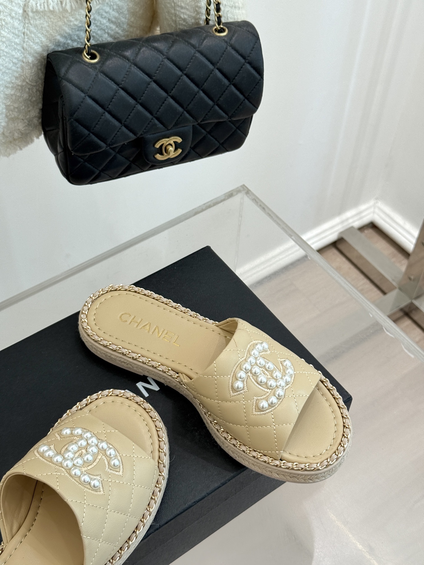 
CHANE*｜小香25k春夏新品度假
链条珍珠双C厚底拖鞋
这一季度假凉拖系列真的超美！
链条搭配珍珠