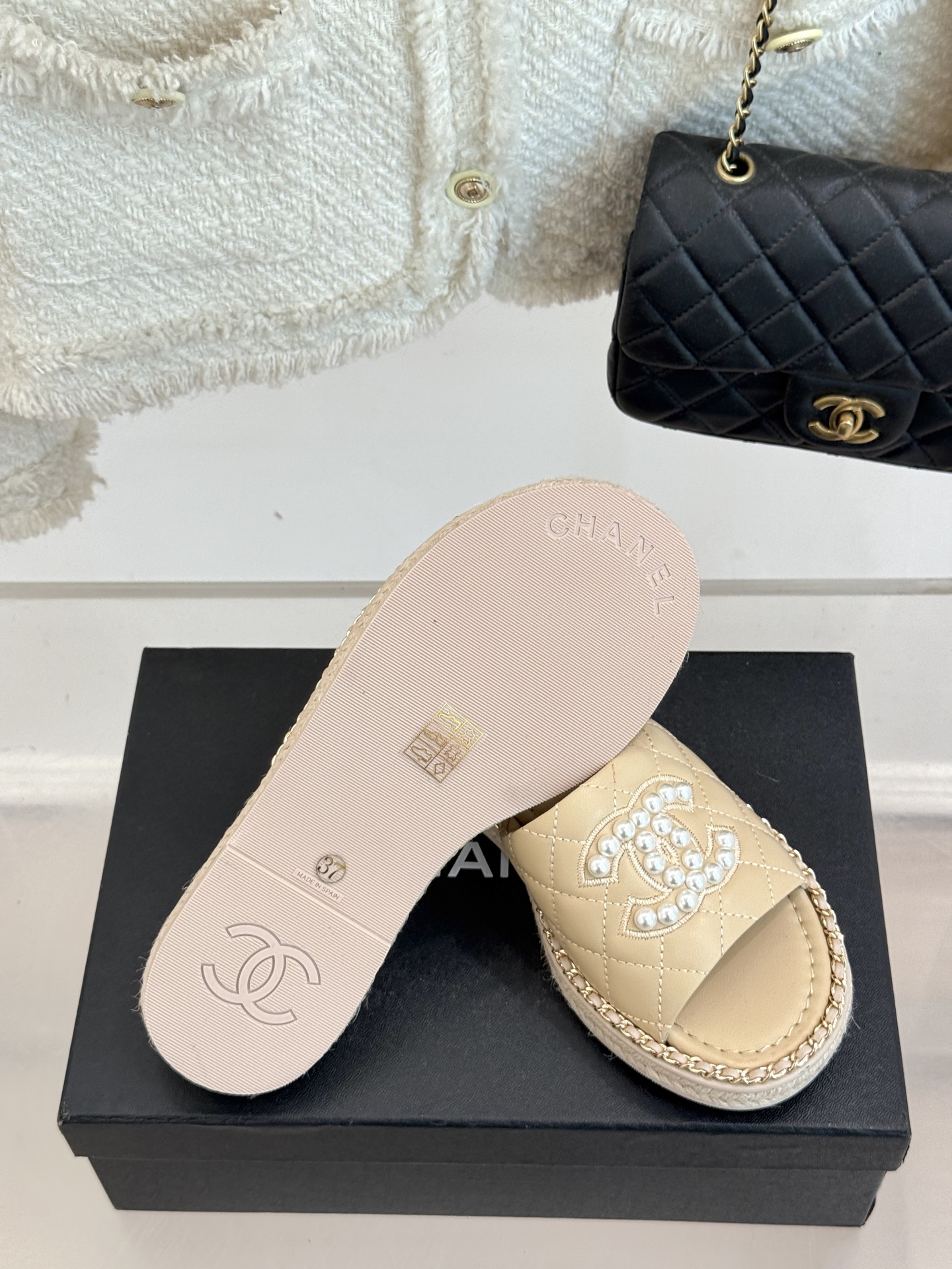 
CHANE*｜小香25k春夏新品度假
链条珍珠双C厚底拖鞋
这一季度假凉拖系列真的超美！
链条搭配珍珠